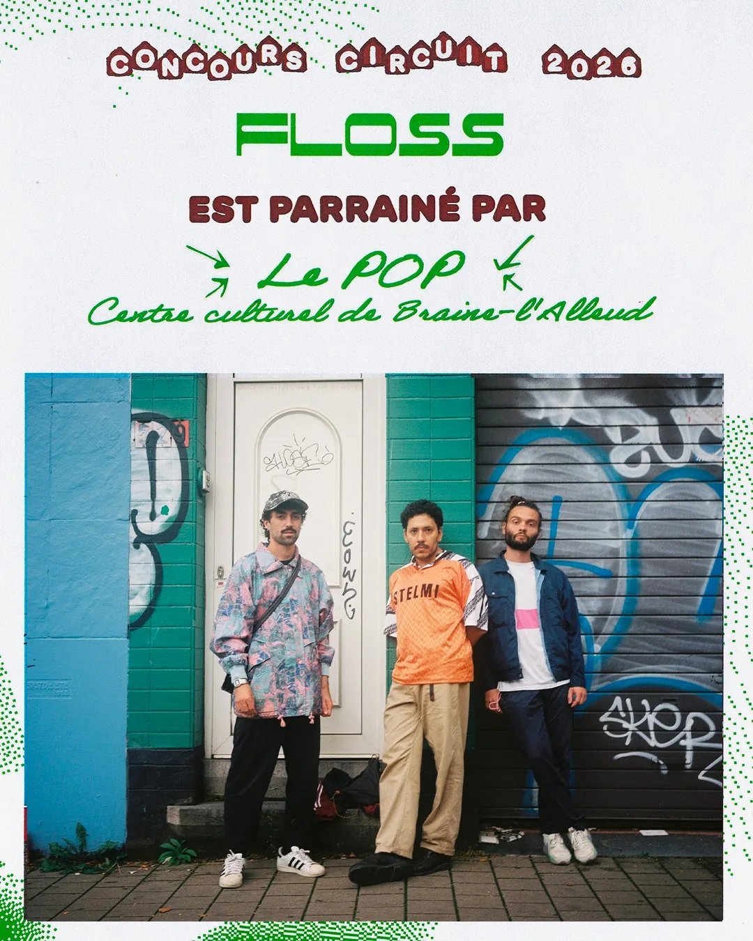 Carte du lauréat Floss, parrainé par le POP (Centre culturel de Braine-l’Alleud) : trois musiciens devant une porte taguée