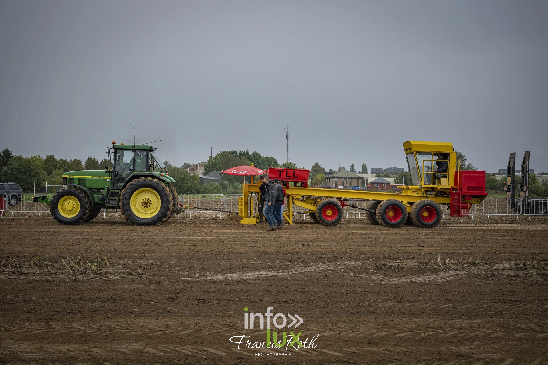 Concours de traction FJA WPJ 2026 à Thorembais-Saint-Trond (Perwez) — Sur la piste : le tracteur tire le chariot lesté