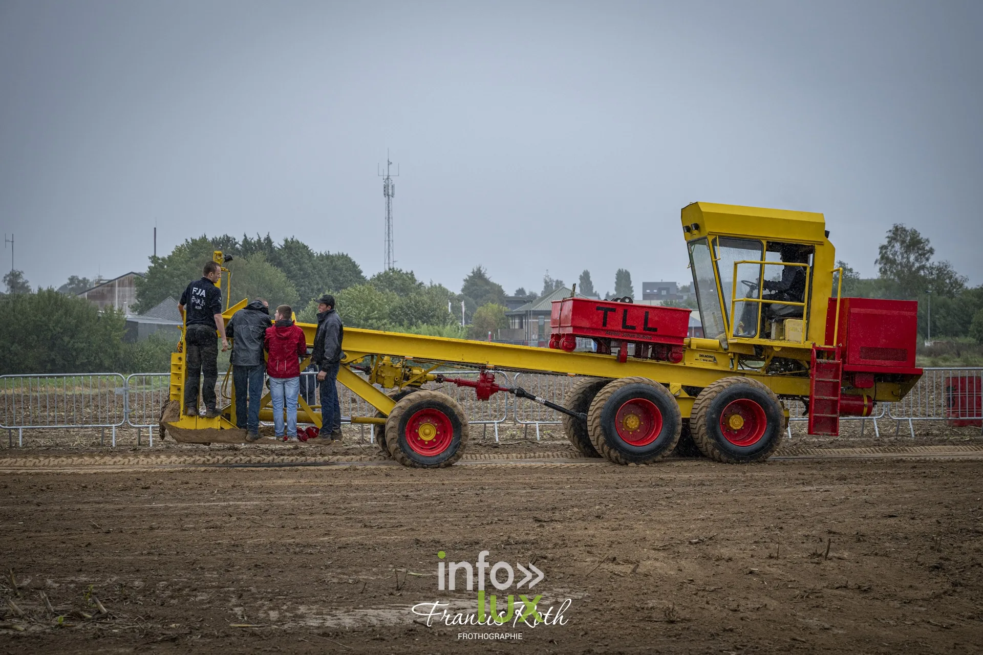Concours de traction FJA WPJ 2026 à Thorembais-Saint-Trond (Perwez) — Sur la piste : le tracteur tire le chariot lesté