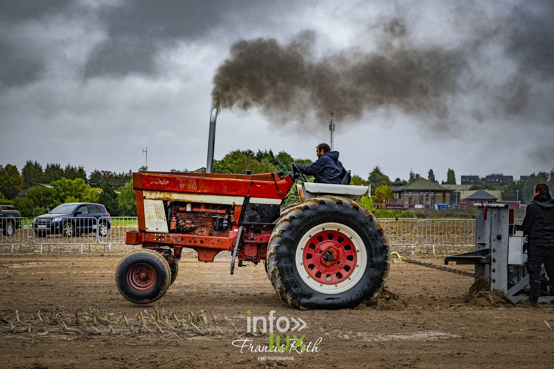 Concours de traction FJA WPJ 2026 à Thorembais-Saint-Trond (Perwez) — Sur la piste : le tracteur tire le chariot lesté