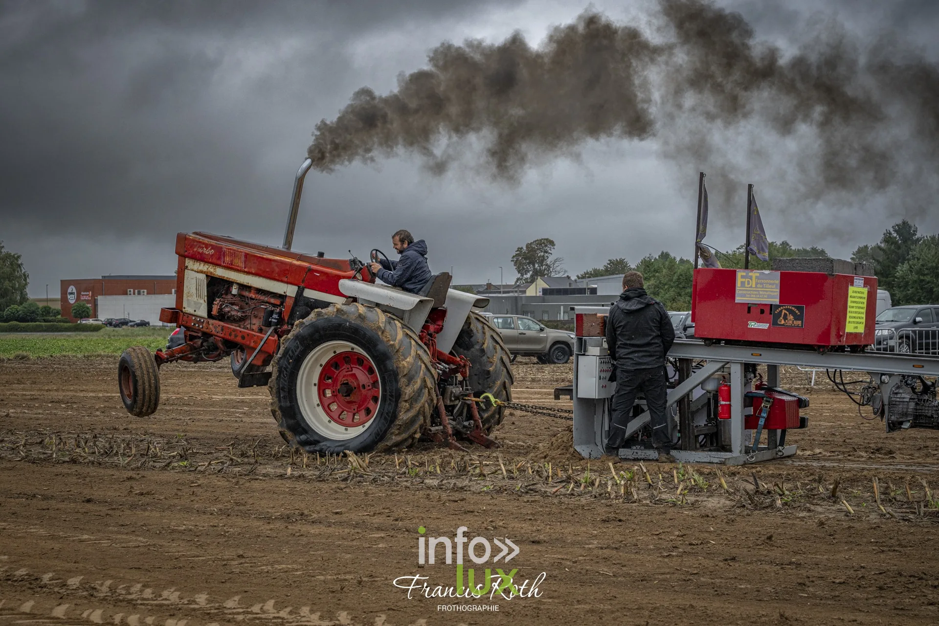 Concours de traction FJA WPJ 2026 à Thorembais-Saint-Trond (Perwez) — Sur la piste : le tracteur tire le chariot lesté