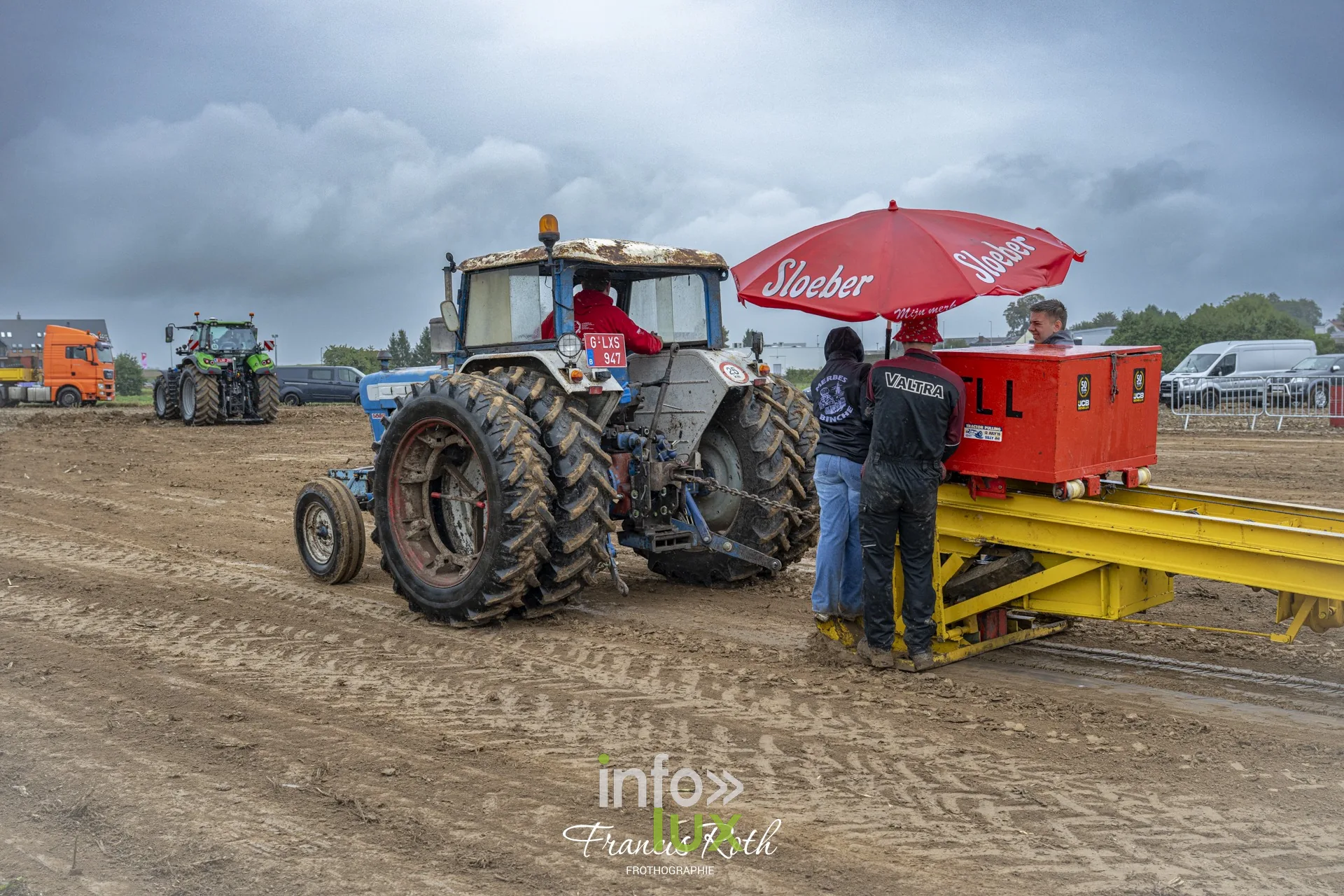 Concours de traction FJA WPJ 2026 à Thorembais-Saint-Trond (Perwez) — Sur la piste : le tracteur tire le chariot lesté