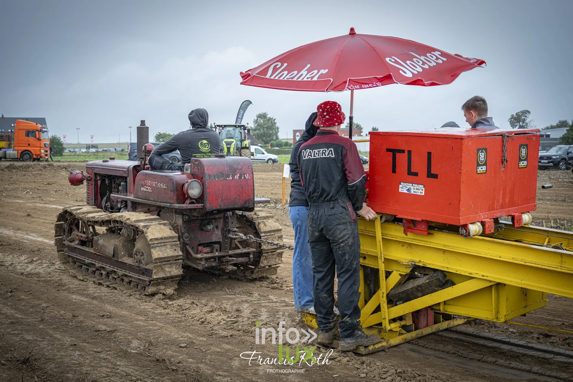 Concours de traction FJA WPJ 2026 à Thorembais-Saint-Trond (Perwez) — Sur la piste : le tracteur tire le chariot lesté