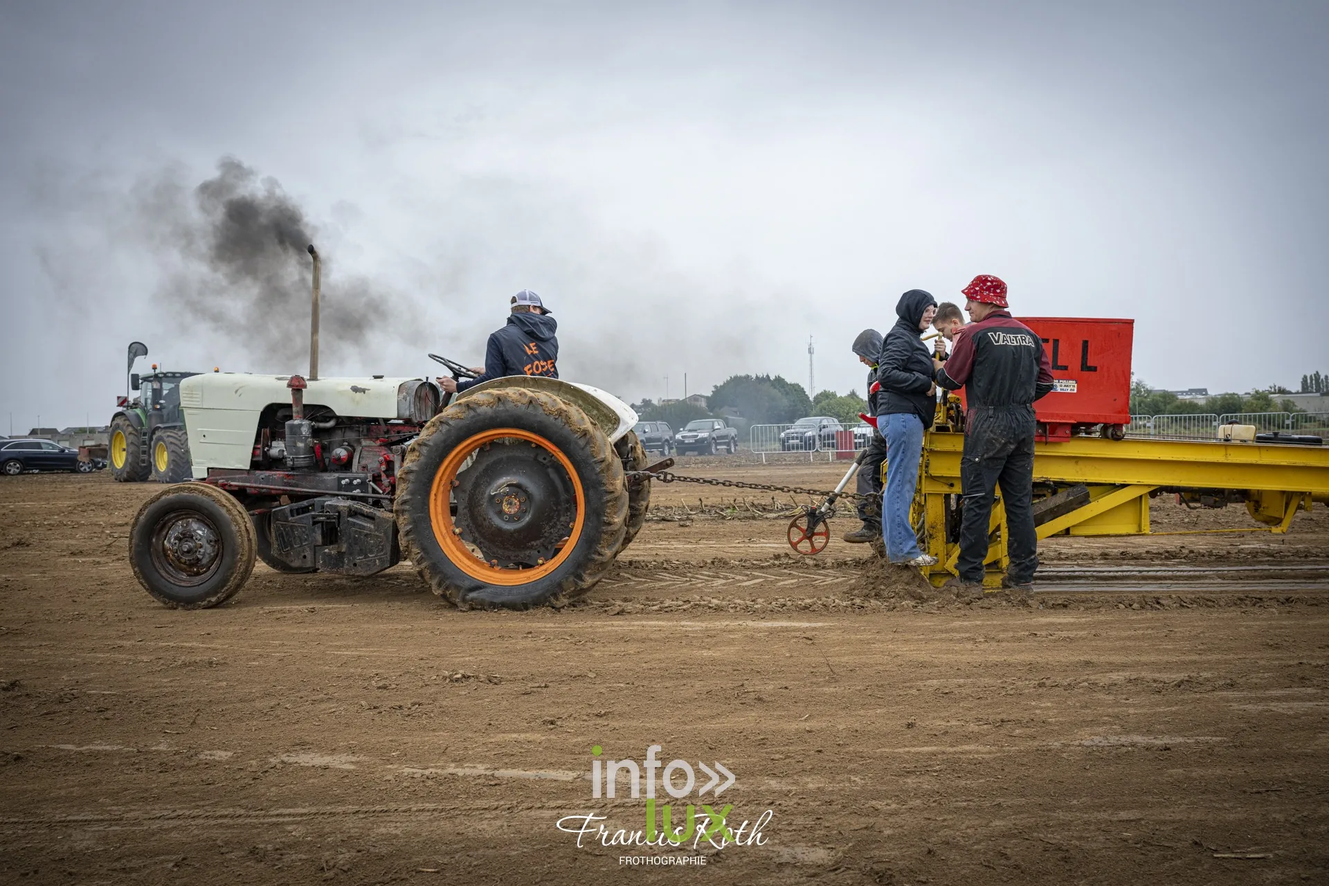 Concours de traction FJA WPJ 2026 à Thorembais-Saint-Trond (Perwez) — Sur la piste : le tracteur tire le chariot lesté