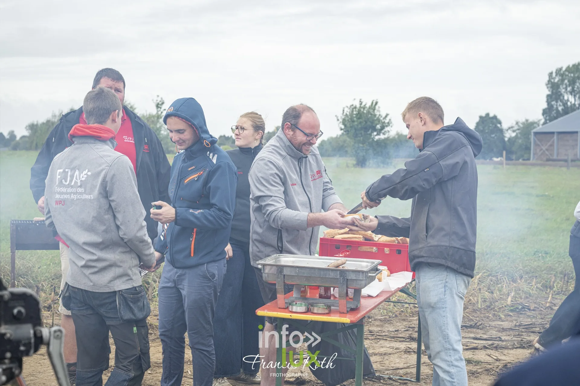 Concours de traction FJA WPJ 2026 à Thorembais-Saint-Trond (Perwez) — Au barbecue, entre deux passages