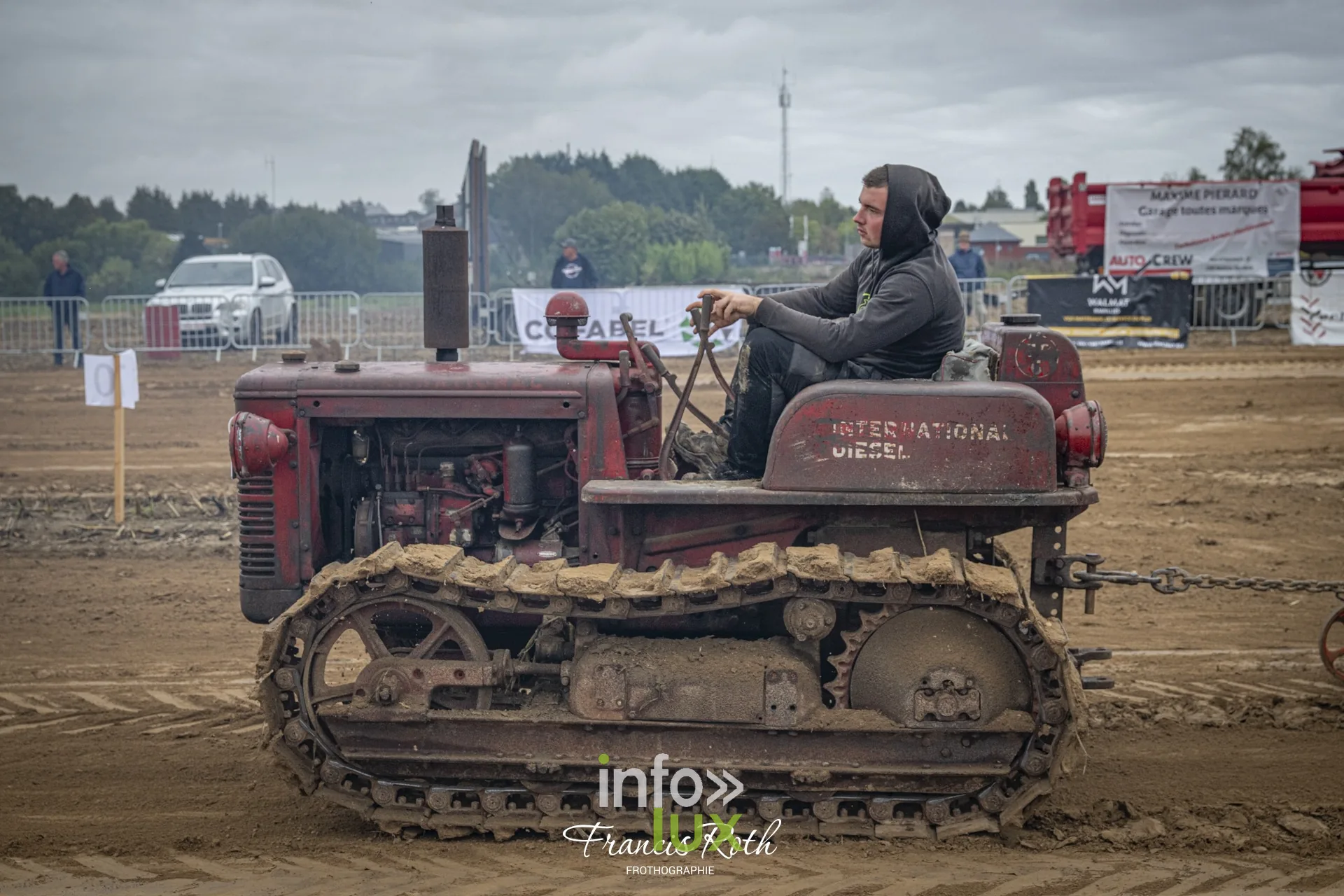Concours de traction FJA WPJ 2026 à Thorembais-Saint-Trond (Perwez) — Un tracteur à chenilles au départ