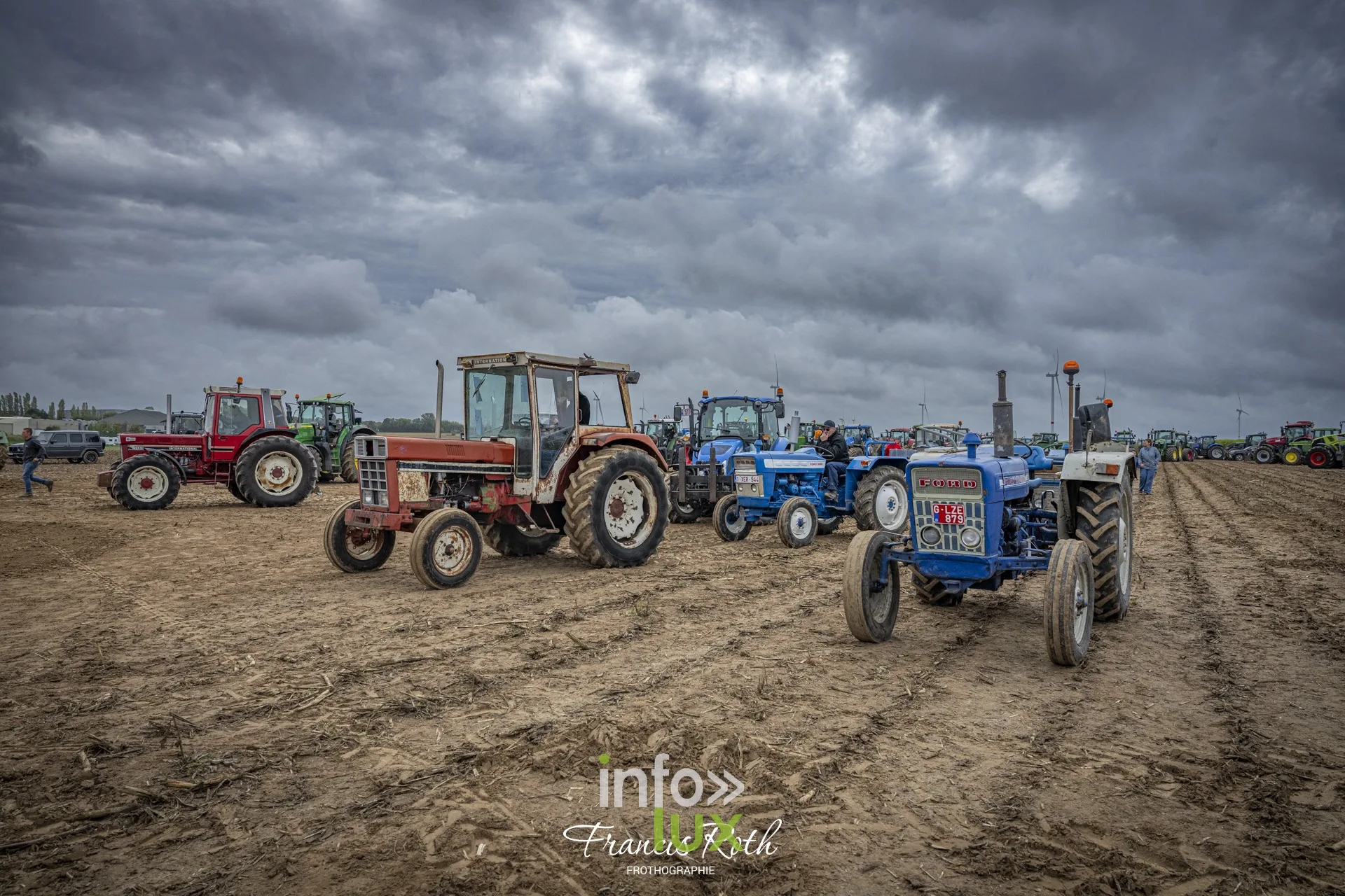 Concours de traction FJA WPJ 2026 à Thorembais-Saint-Trond (Perwez) — Dans les rangs des tracteurs, en attendant son tour