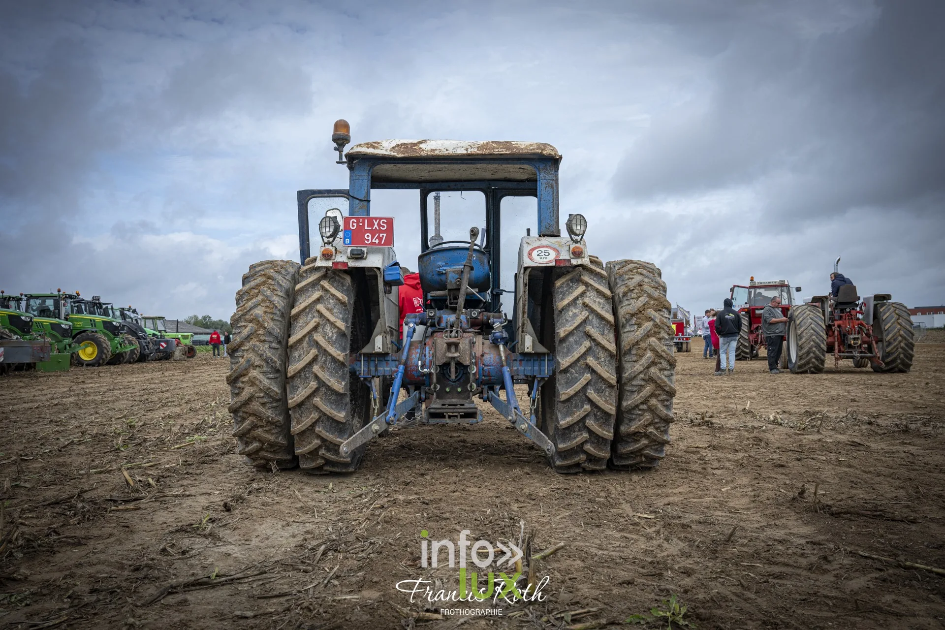 Concours de traction FJA WPJ 2026 à Thorembais-Saint-Trond (Perwez) — Dans les rangs des tracteurs, en attendant son tour