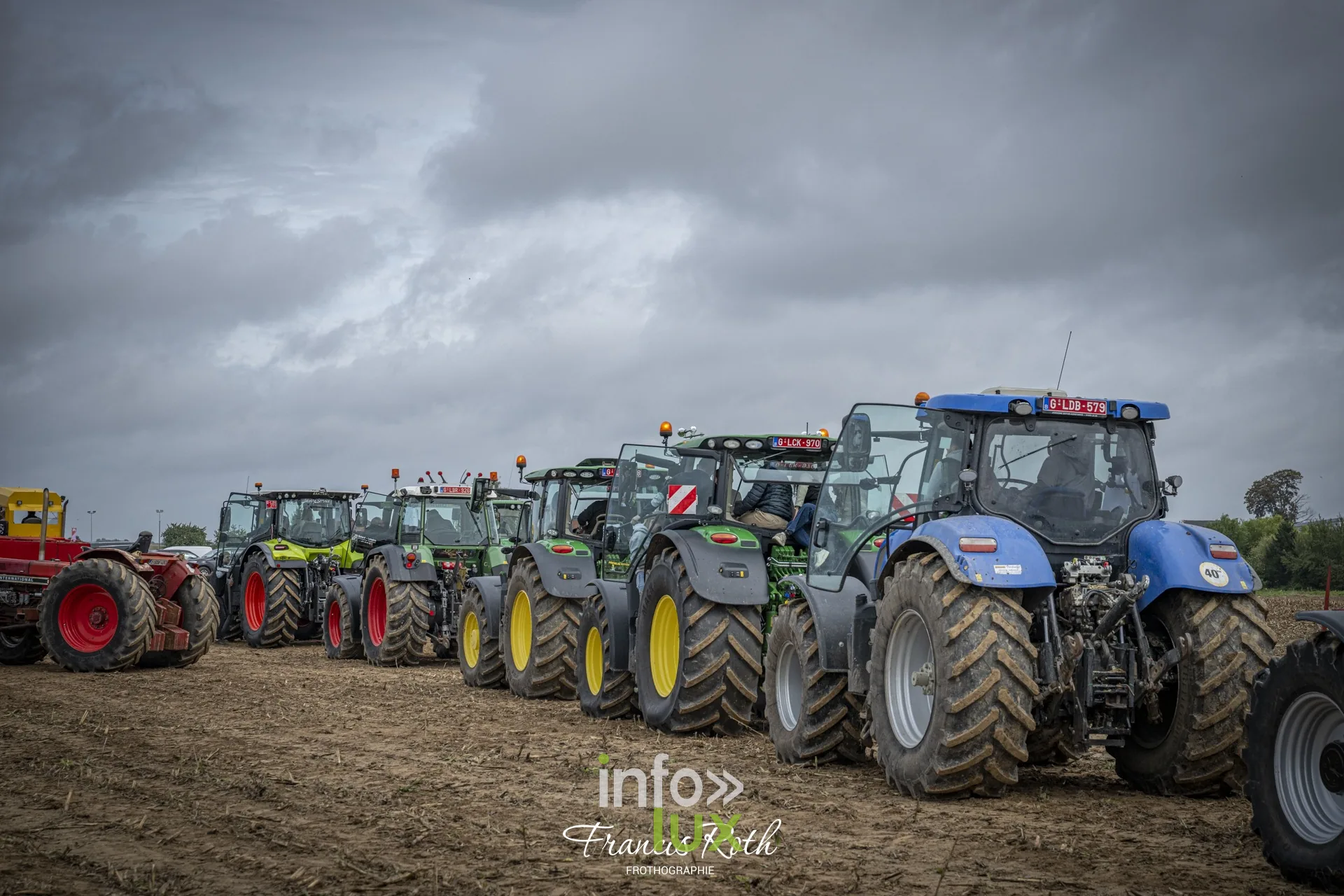 Concours de traction FJA WPJ 2026 à Thorembais-Saint-Trond (Perwez) — Dans les rangs des tracteurs, en attendant son tour