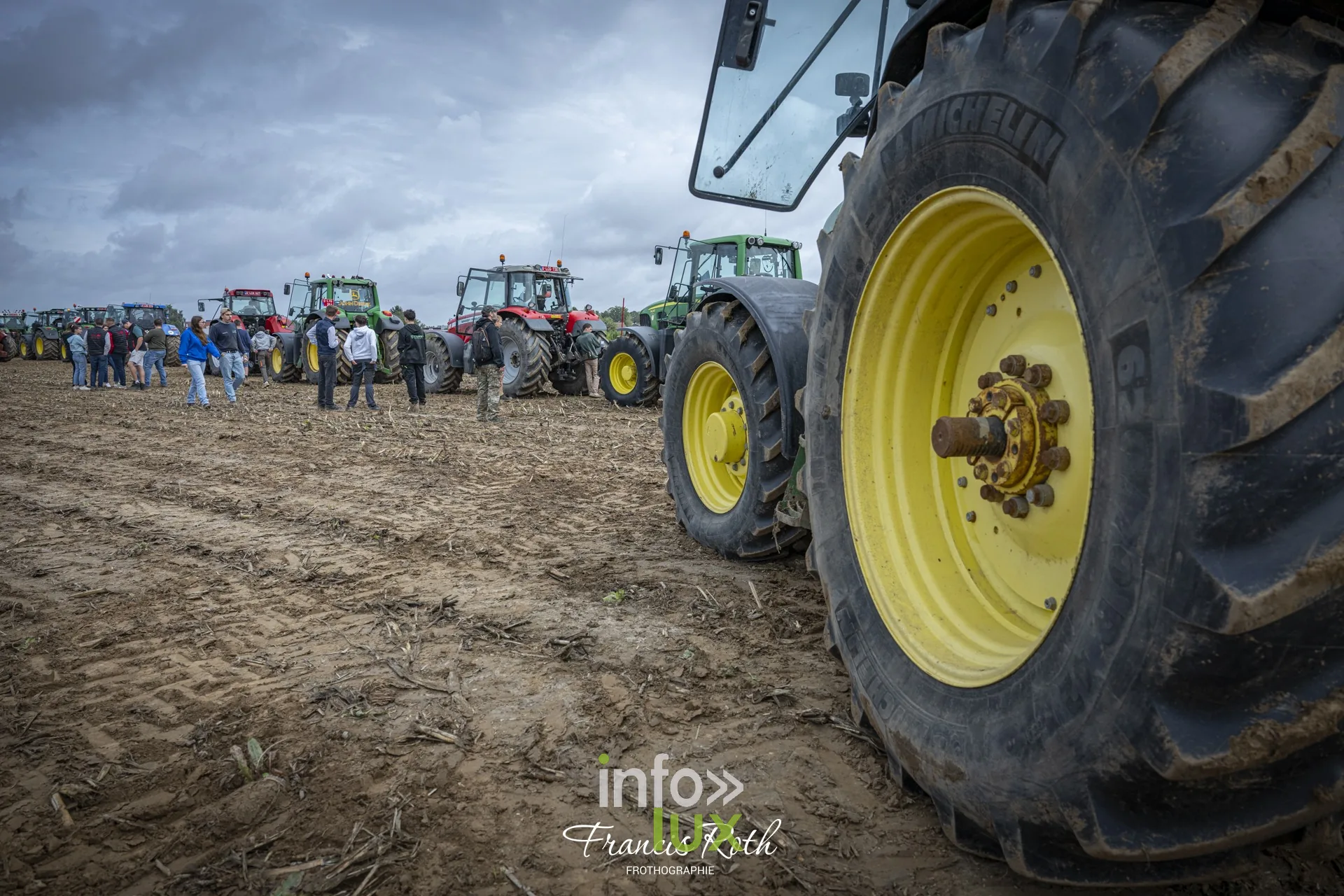 Concours de traction FJA WPJ 2026 à Thorembais-Saint-Trond (Perwez) — Dans les rangs des tracteurs, en attendant son tour