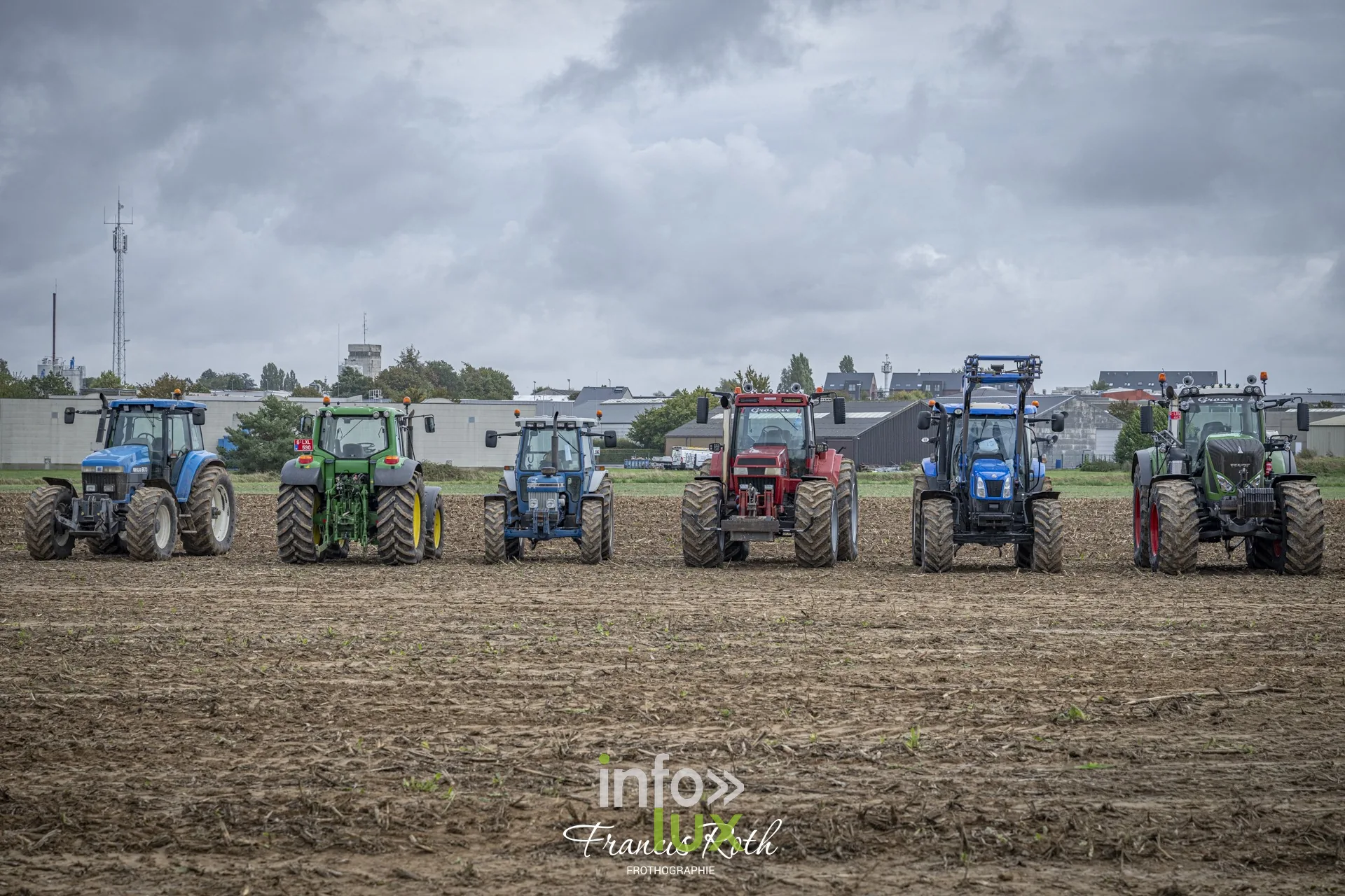 Concours de traction FJA WPJ 2026 à Thorembais-Saint-Trond (Perwez) — Dans les rangs des tracteurs, en attendant son tour
