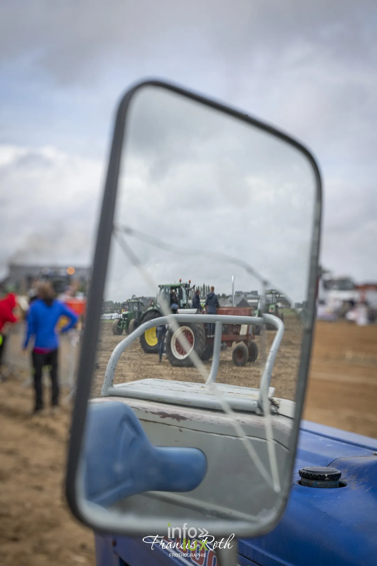 Concours de traction FJA WPJ 2026 à Thorembais-Saint-Trond (Perwez) — Dans les rangs des tracteurs, en attendant son tour