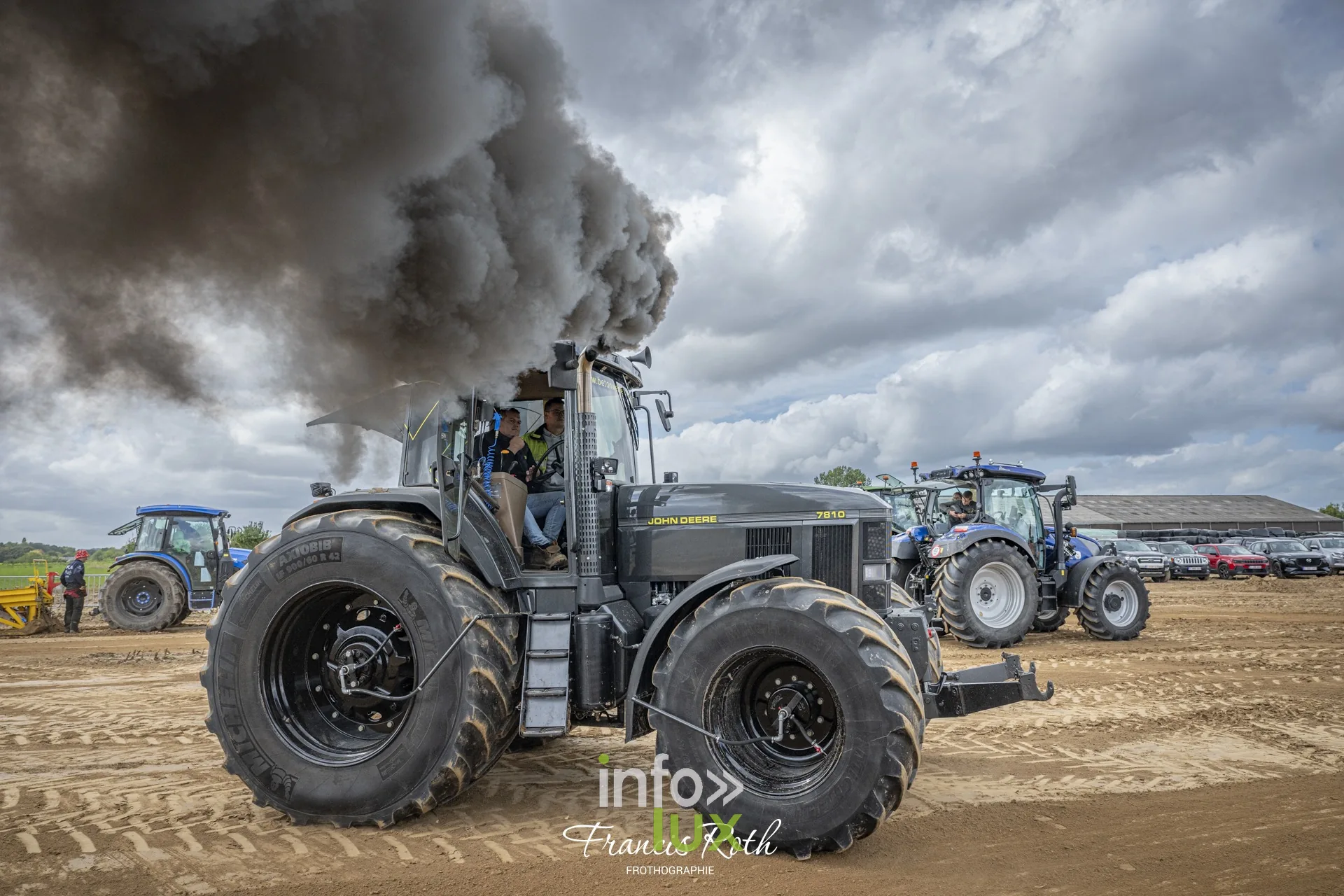 Concours de traction FJA WPJ 2026 à Thorembais-Saint-Trond (Perwez) — Plein gaz : fumée noire et roues qui patinent