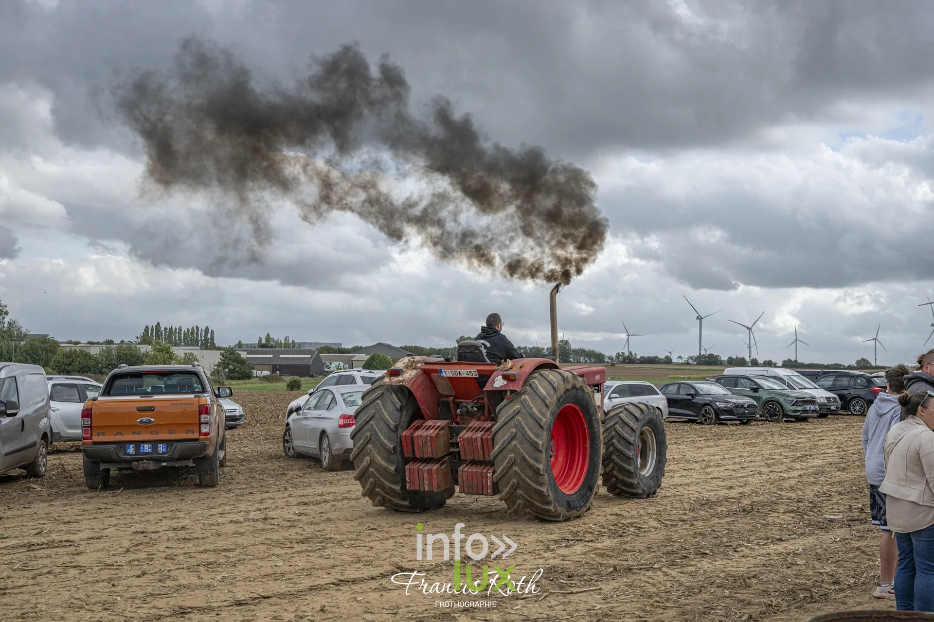 Concours de traction FJA WPJ 2026 à Thorembais-Saint-Trond (Perwez) — Plein gaz : fumée noire et roues qui patinent