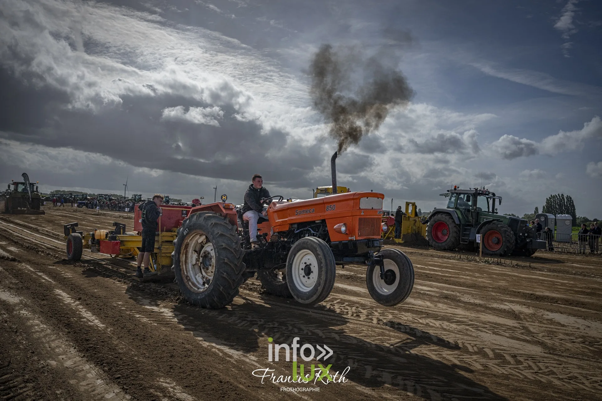 Concours de traction FJA WPJ 2026 à Thorembais-Saint-Trond (Perwez) — Plein gaz : fumée noire et roues qui patinent