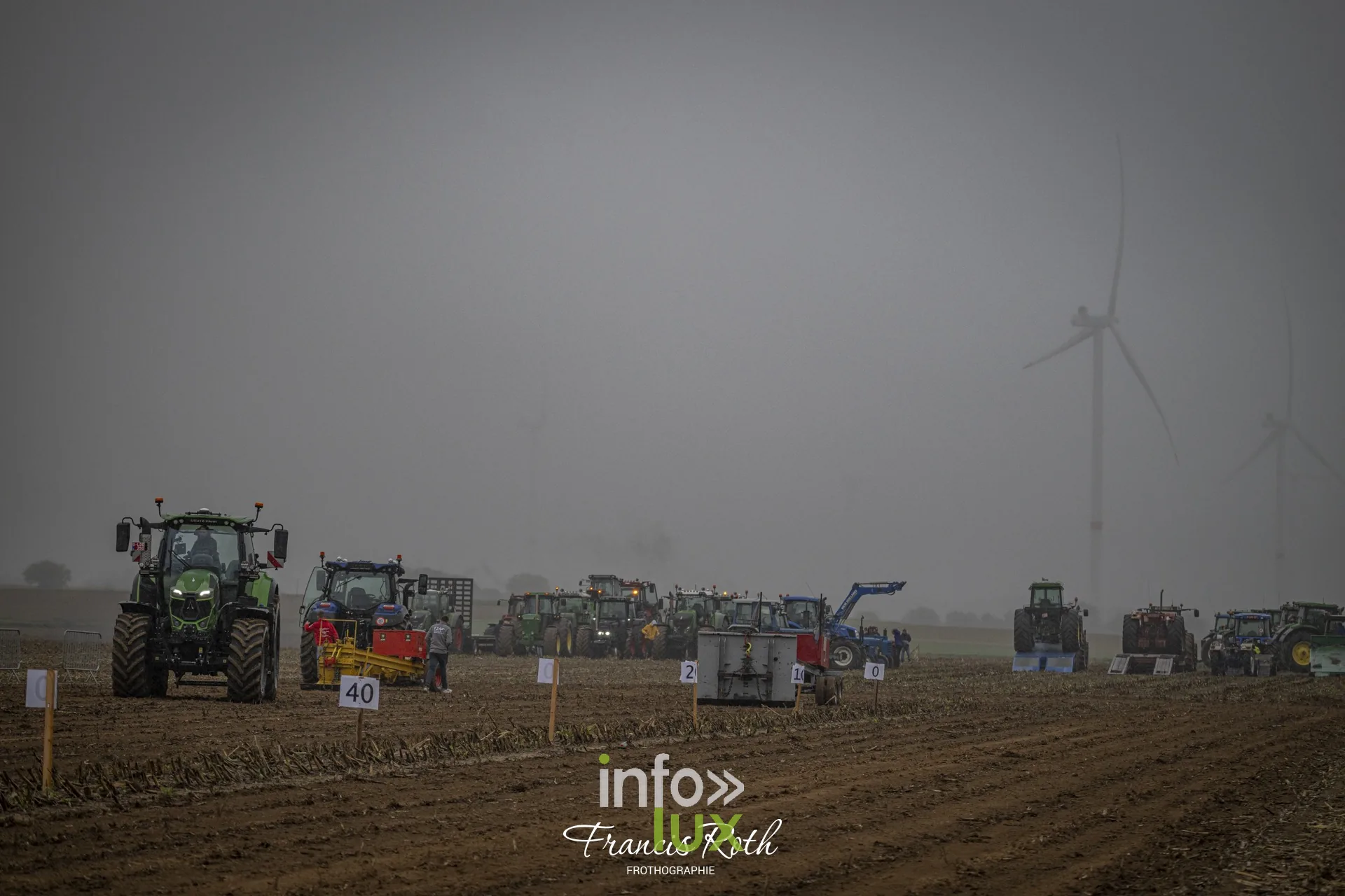 Concours de traction FJA WPJ 2026 à Thorembais-Saint-Trond (Perwez) — Les tracteurs anciens sur la piste, encadrés par les organisateurs