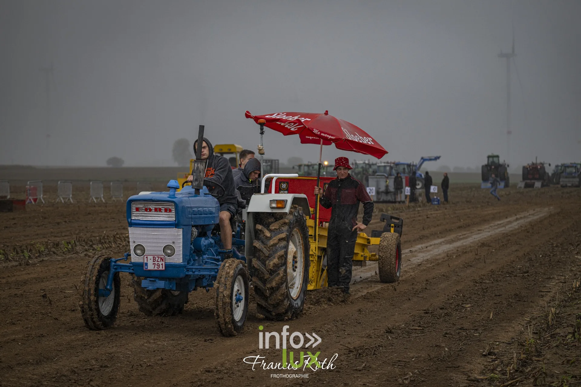 Concours de traction FJA WPJ 2026 à Thorembais-Saint-Trond (Perwez) — Les tracteurs anciens sur la piste, encadrés par les organisateurs