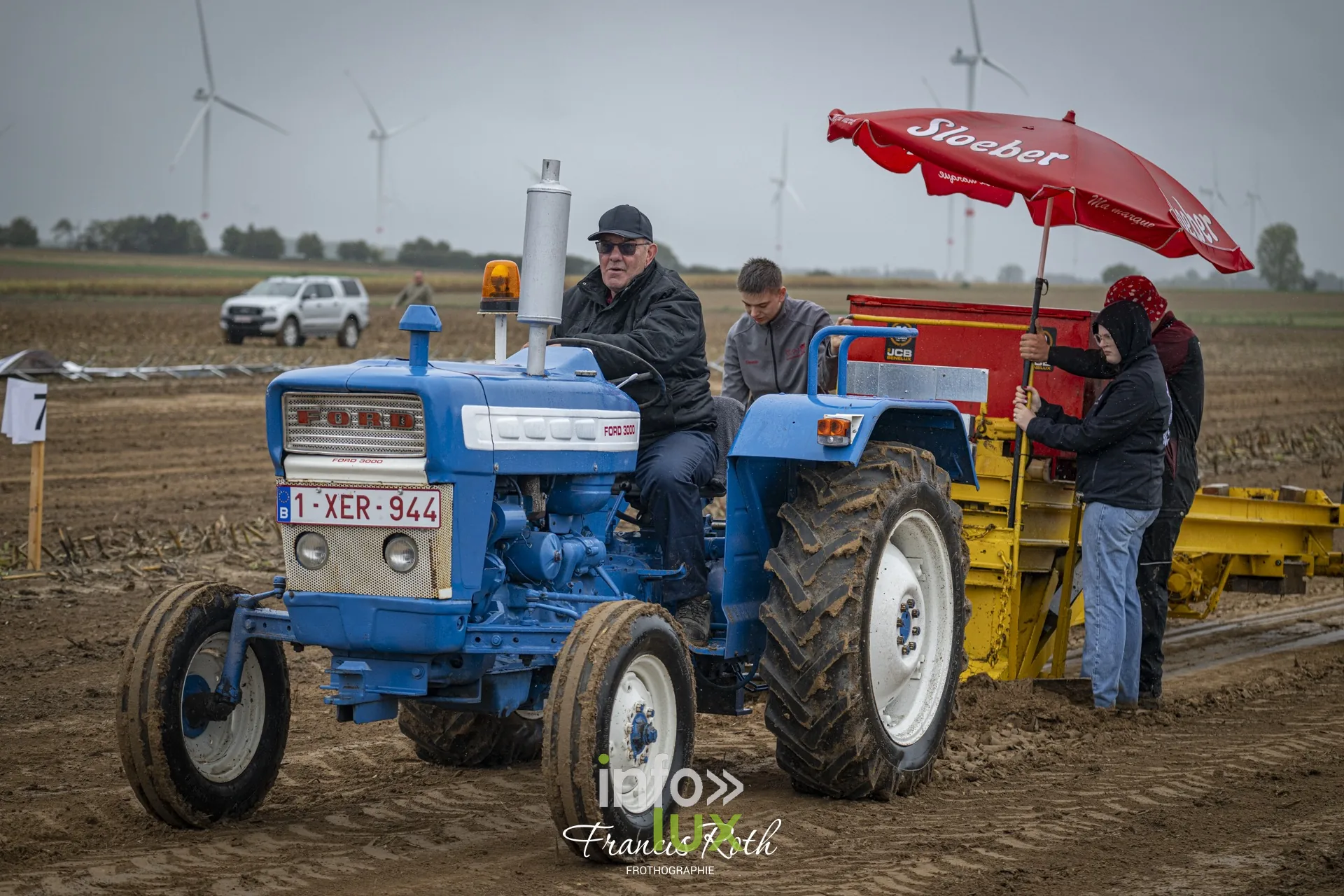 Concours de traction FJA WPJ 2026 à Thorembais-Saint-Trond (Perwez) — Les tracteurs anciens sur la piste, encadrés par les organisateurs