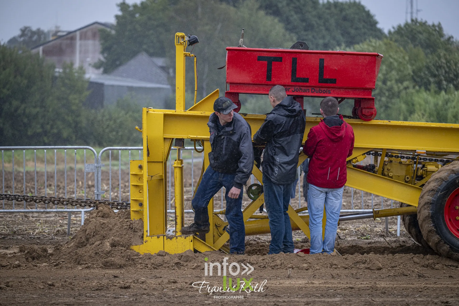 Concours de traction FJA WPJ 2026 à Thorembais-Saint-Trond (Perwez) — Les tracteurs anciens sur la piste, encadrés par les organisateurs