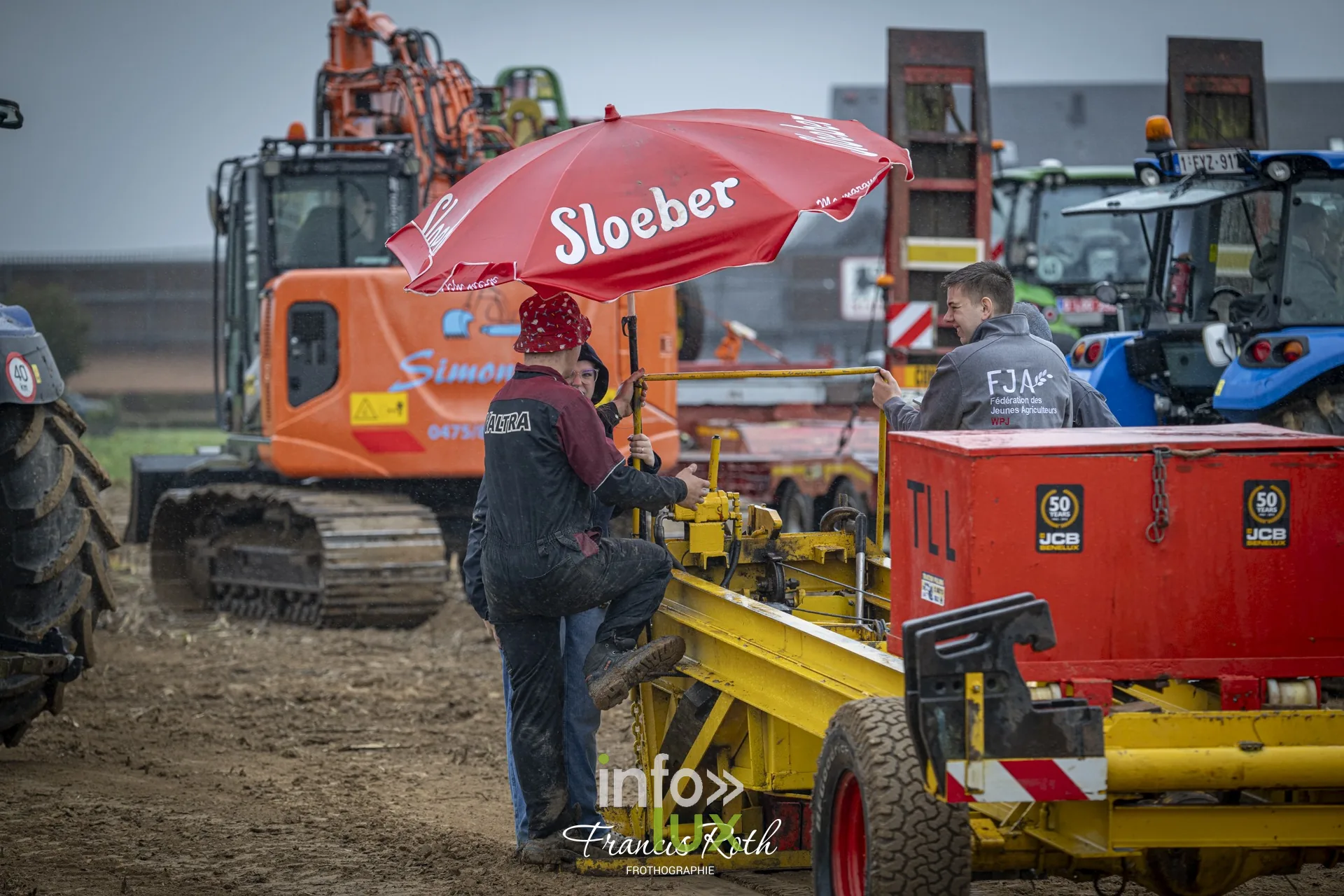Concours de traction FJA WPJ 2026 à Thorembais-Saint-Trond (Perwez) — Les tracteurs anciens sur la piste, encadrés par les organisateurs
