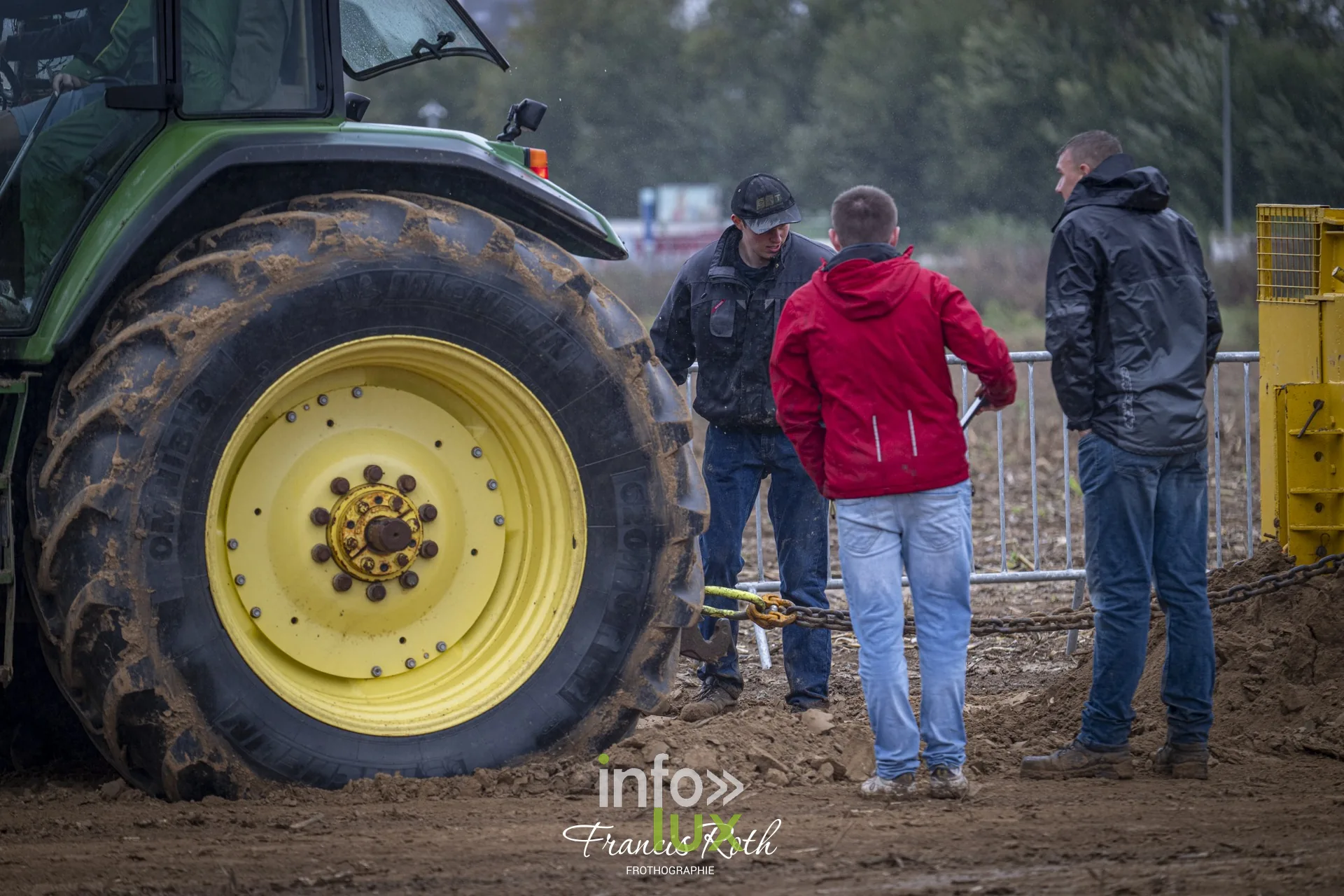 Concours de traction FJA WPJ 2026 à Thorembais-Saint-Trond (Perwez) — Les tracteurs anciens sur la piste, encadrés par les organisateurs