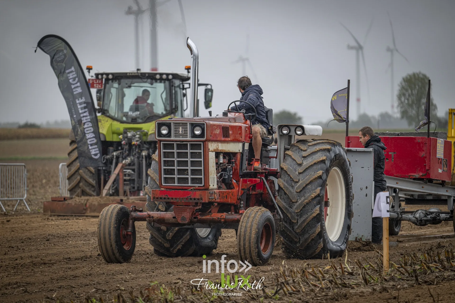 Concours de traction FJA WPJ 2026 à Thorembais-Saint-Trond (Perwez) — Les tracteurs anciens sur la piste, encadrés par les organisateurs