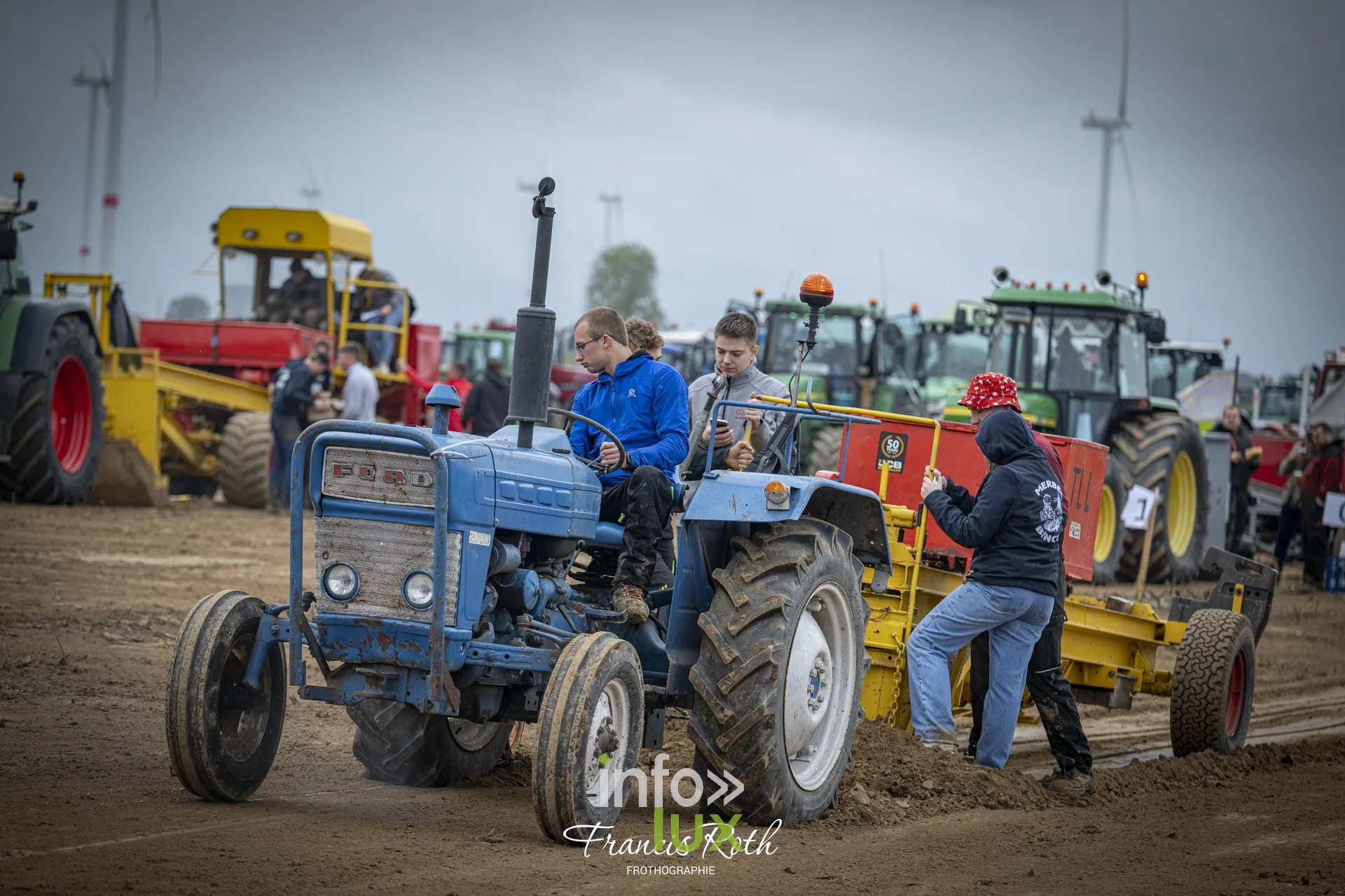 Concours de traction FJA WPJ 2026 à Thorembais-Saint-Trond (Perwez) — Les grosses catégories : fumée, adhérence et public au bord de la piste