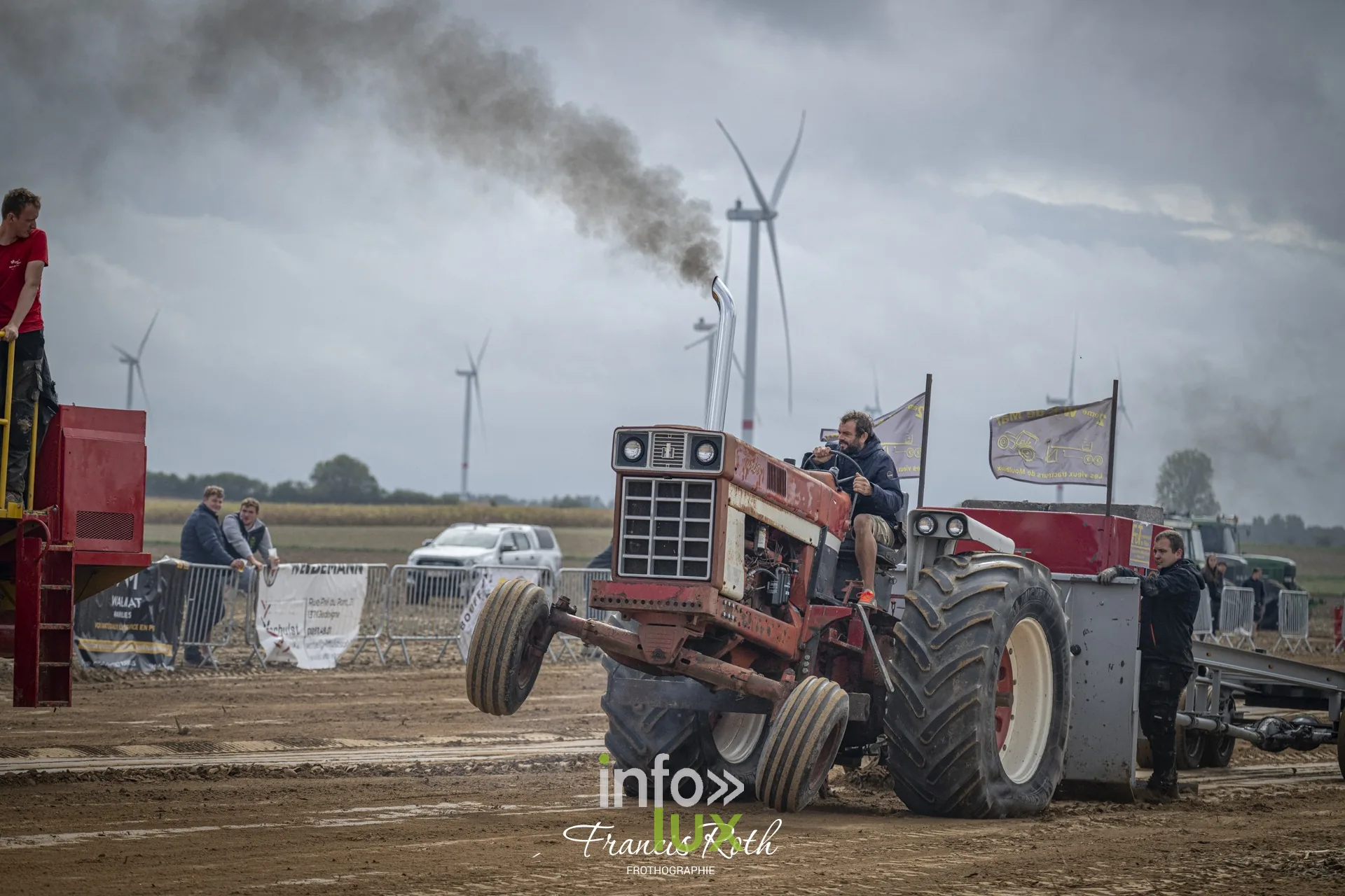 Concours de traction FJA WPJ 2026 à Thorembais-Saint-Trond (Perwez) — Les grosses catégories : fumée, adhérence et public au bord de la piste