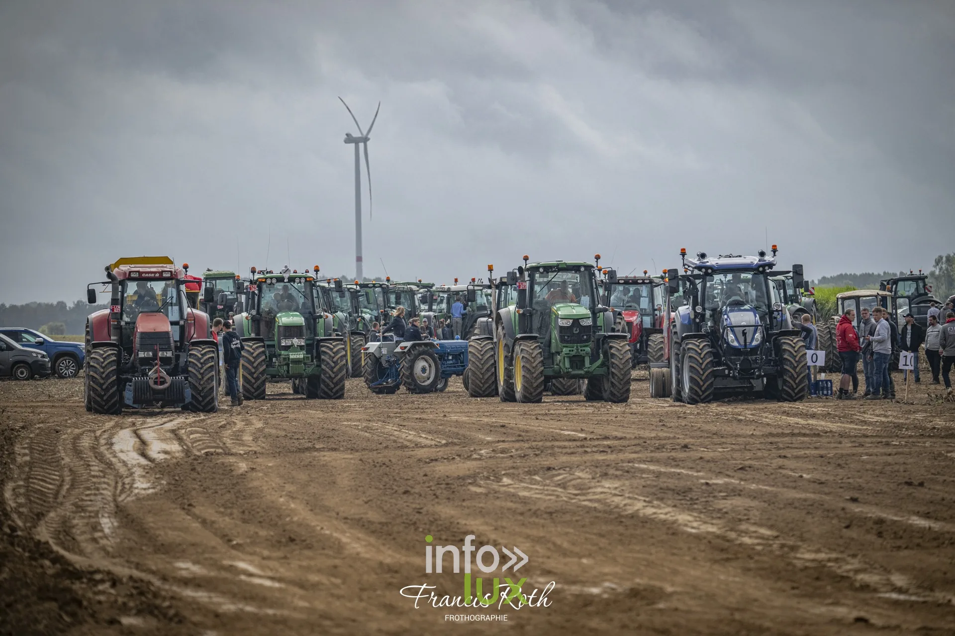 Concours de traction FJA WPJ 2026 à Thorembais-Saint-Trond (Perwez) — Le public, les tracteurs en attente et les passages de l’après-midi