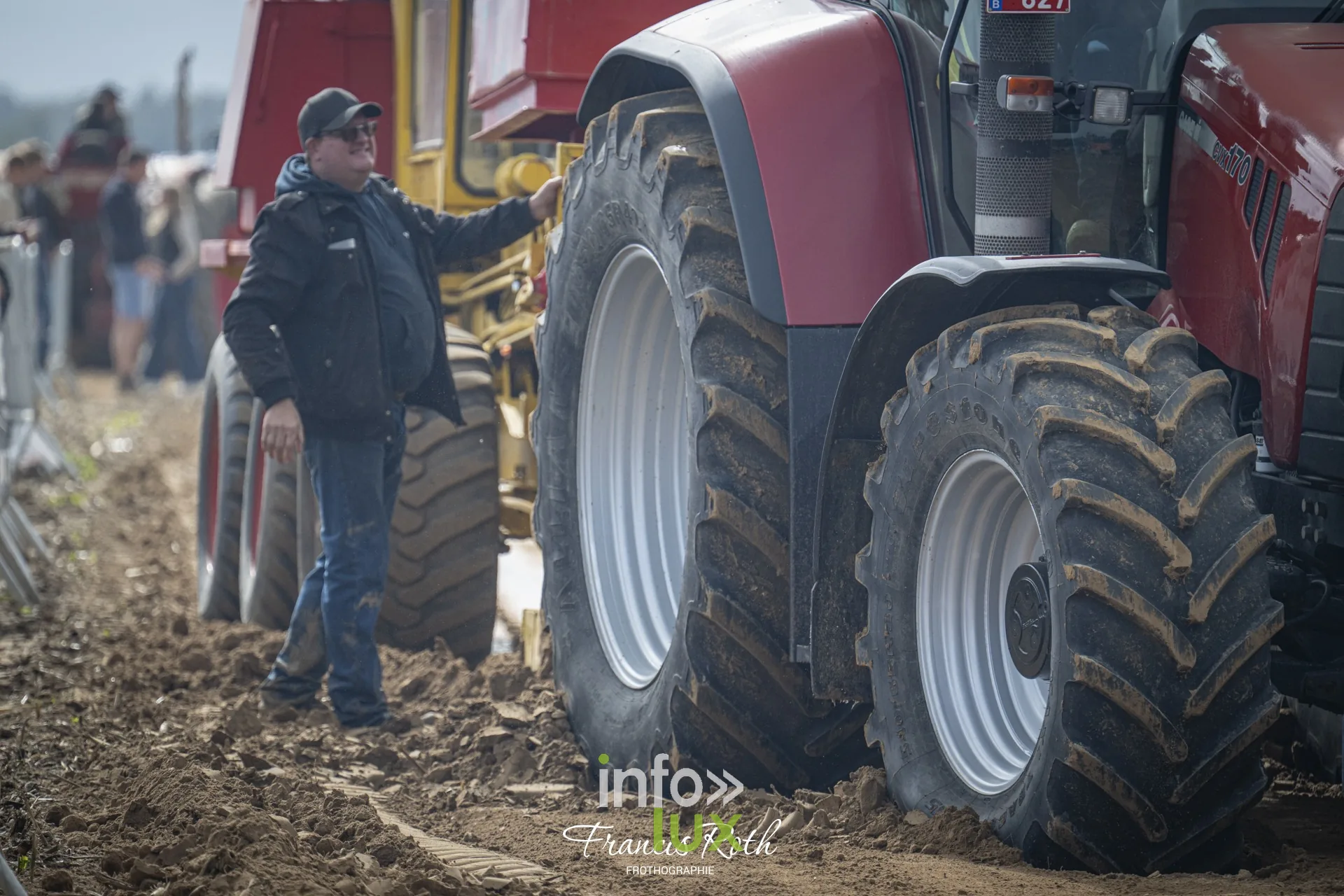 Concours de traction FJA WPJ 2026 à Thorembais-Saint-Trond (Perwez) — Le public, les tracteurs en attente et les passages de l’après-midi