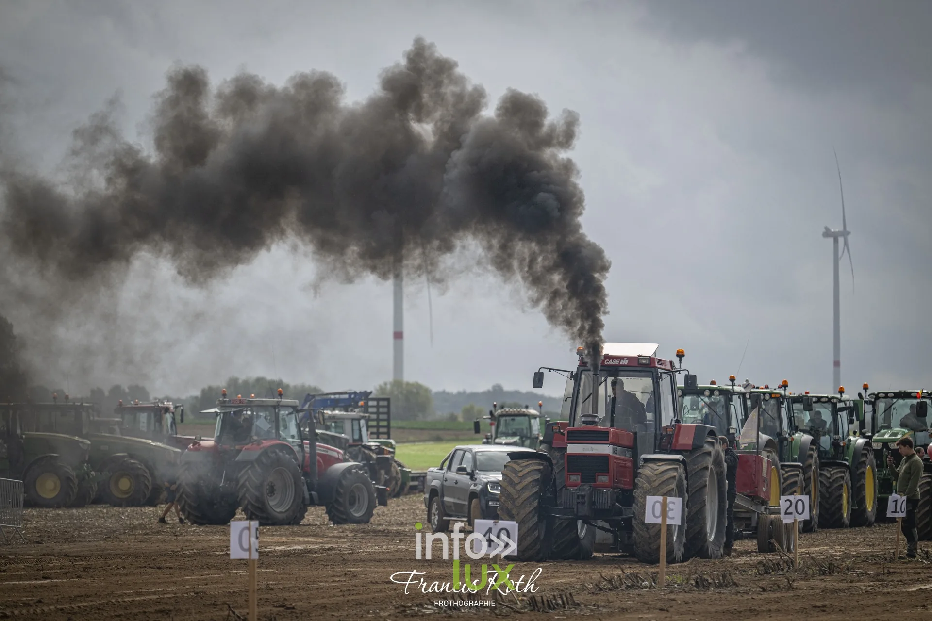 Concours de traction FJA WPJ 2026 à Thorembais-Saint-Trond (Perwez) — Le public, les tracteurs en attente et les passages de l’après-midi