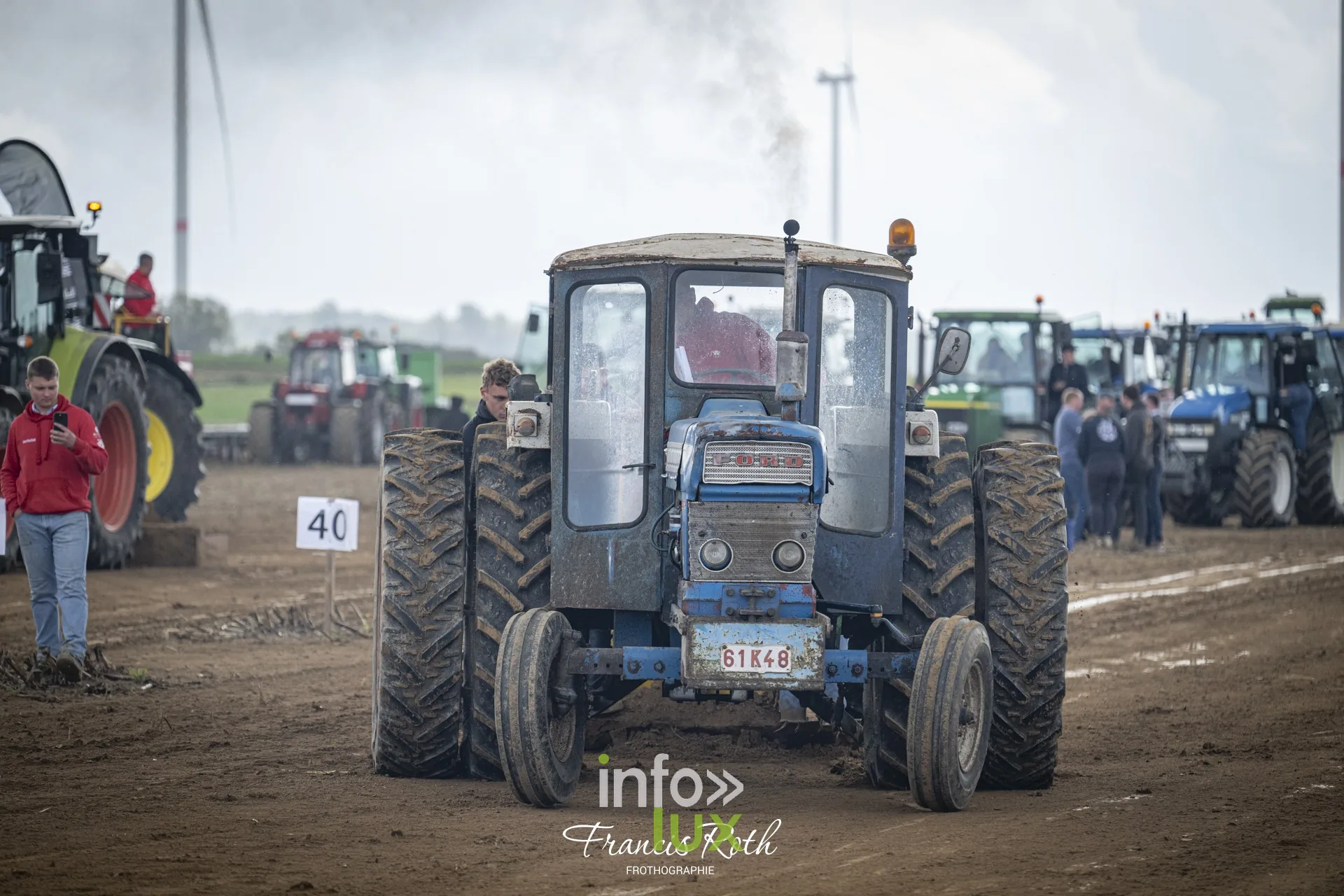 Concours de traction FJA WPJ 2026 à Thorembais-Saint-Trond (Perwez) — Le public, les tracteurs en attente et les passages de l’après-midi