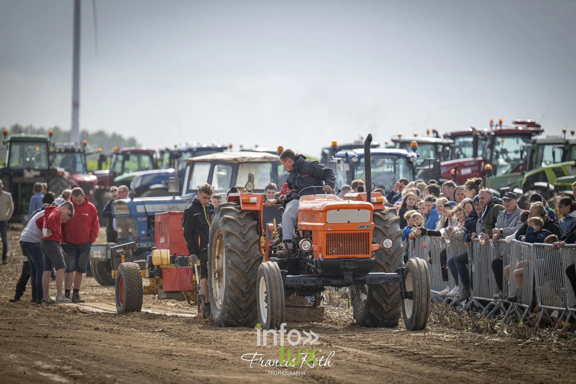 Concours de traction FJA WPJ 2026 à Thorembais-Saint-Trond (Perwez) — Les passages se succèdent devant les barrières