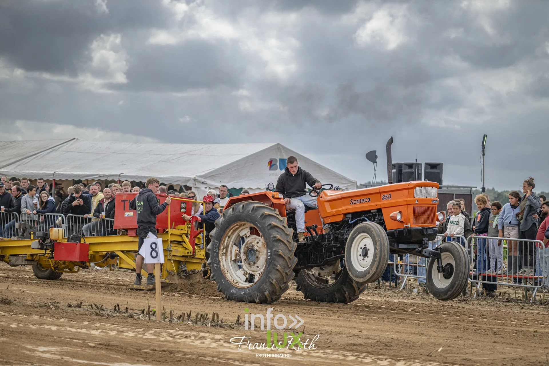 Concours de traction FJA WPJ 2026 à Thorembais-Saint-Trond (Perwez) — Les passages se succèdent devant les barrières
