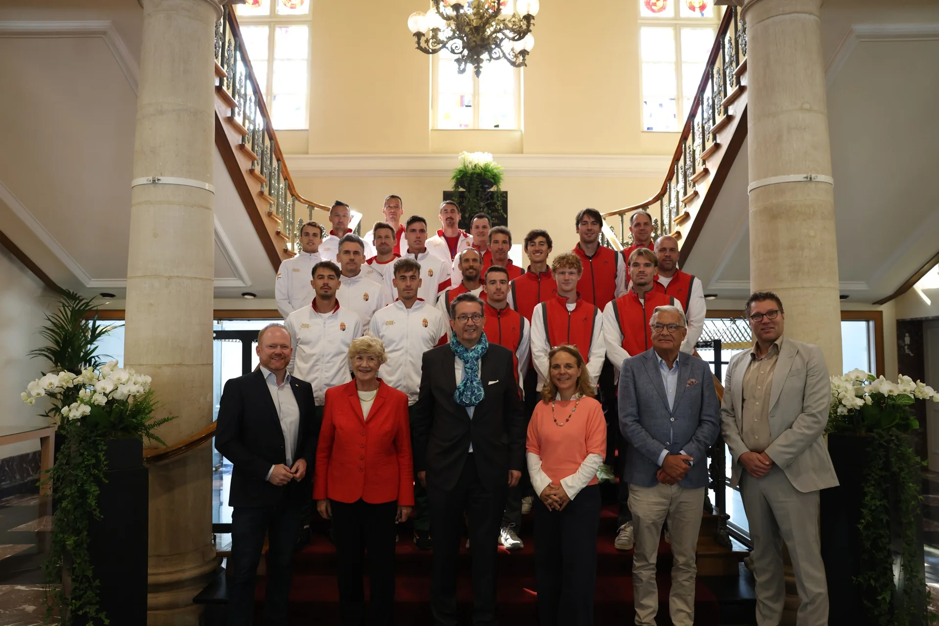 Les equipes du Luxembourg et de Hongrie de Coupe Davis et les officiels reunis sur un escalier lors du Meet and Greet a Luxembourg