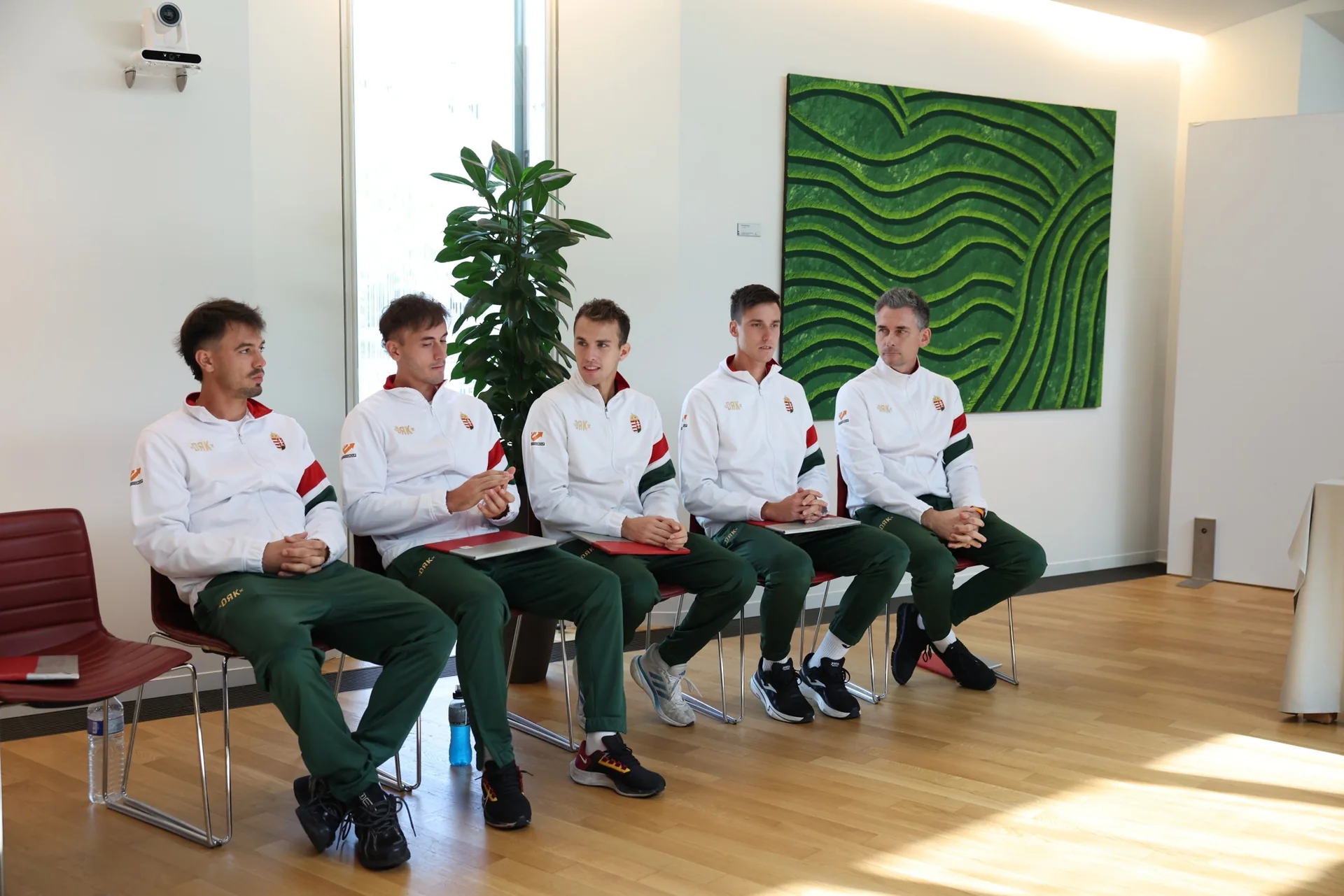 Cinq joueurs de l equipe de Hongrie de Coupe Davis assis en survetement blanc lors du tirage au sort a Luxembourg