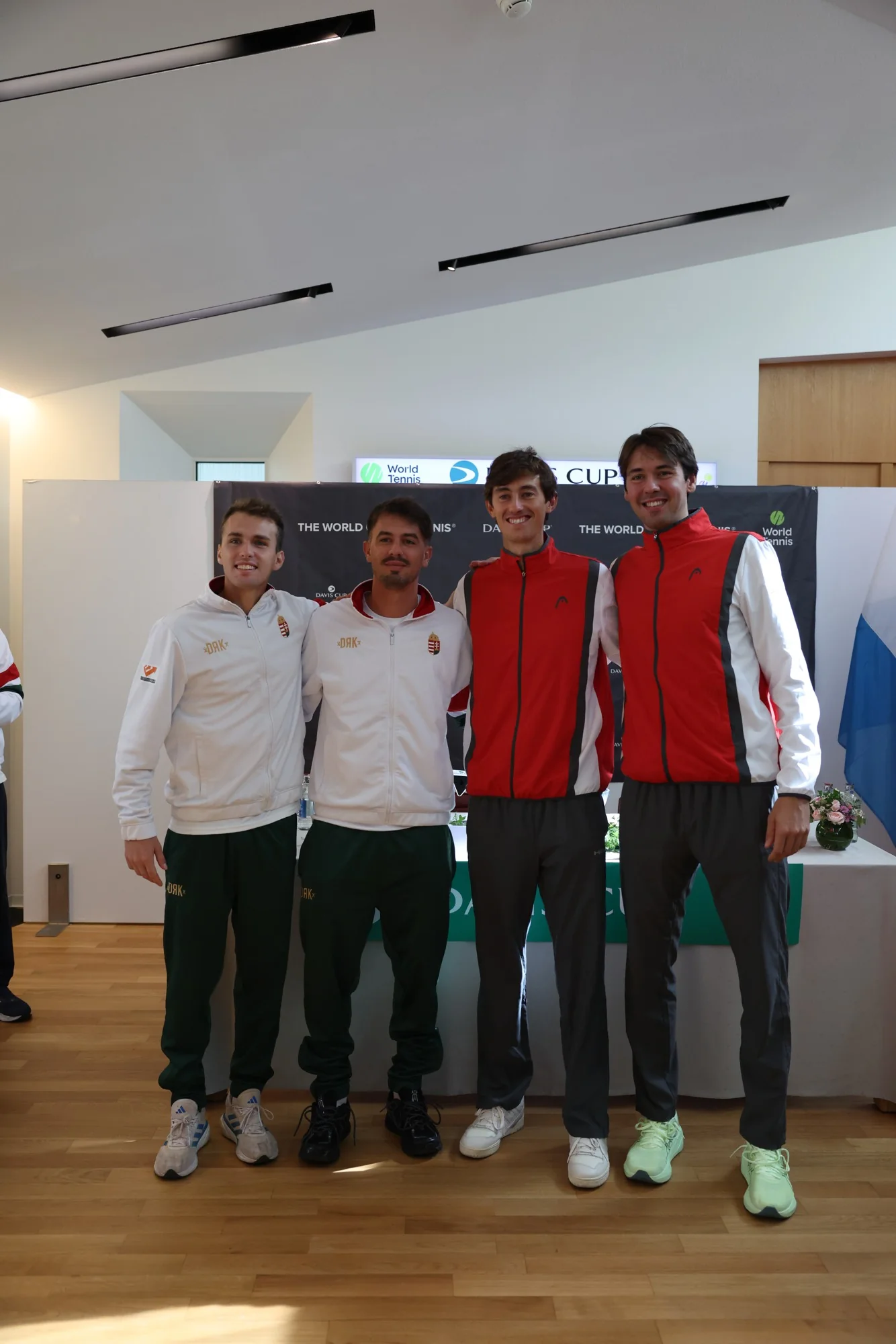 Quatre joueurs de Coupe Davis Luxembourg et Hongrie alignes devant le panneau World Cup of Tennis