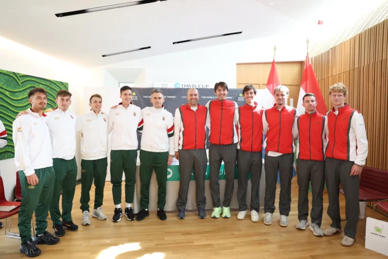 Les equipes de Hongrie et du Luxembourg de Coupe Davis reunies pour la photo officielle avant la rencontre a la Coque