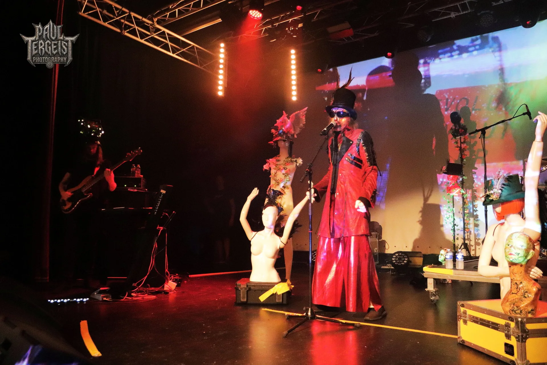 Arthur Brown en costume de scene rouge entoure de danseurs au Golden Age Rock Festival