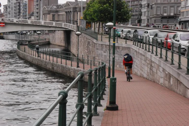 Cycliste sur le quai le long de la Meuse à Liège