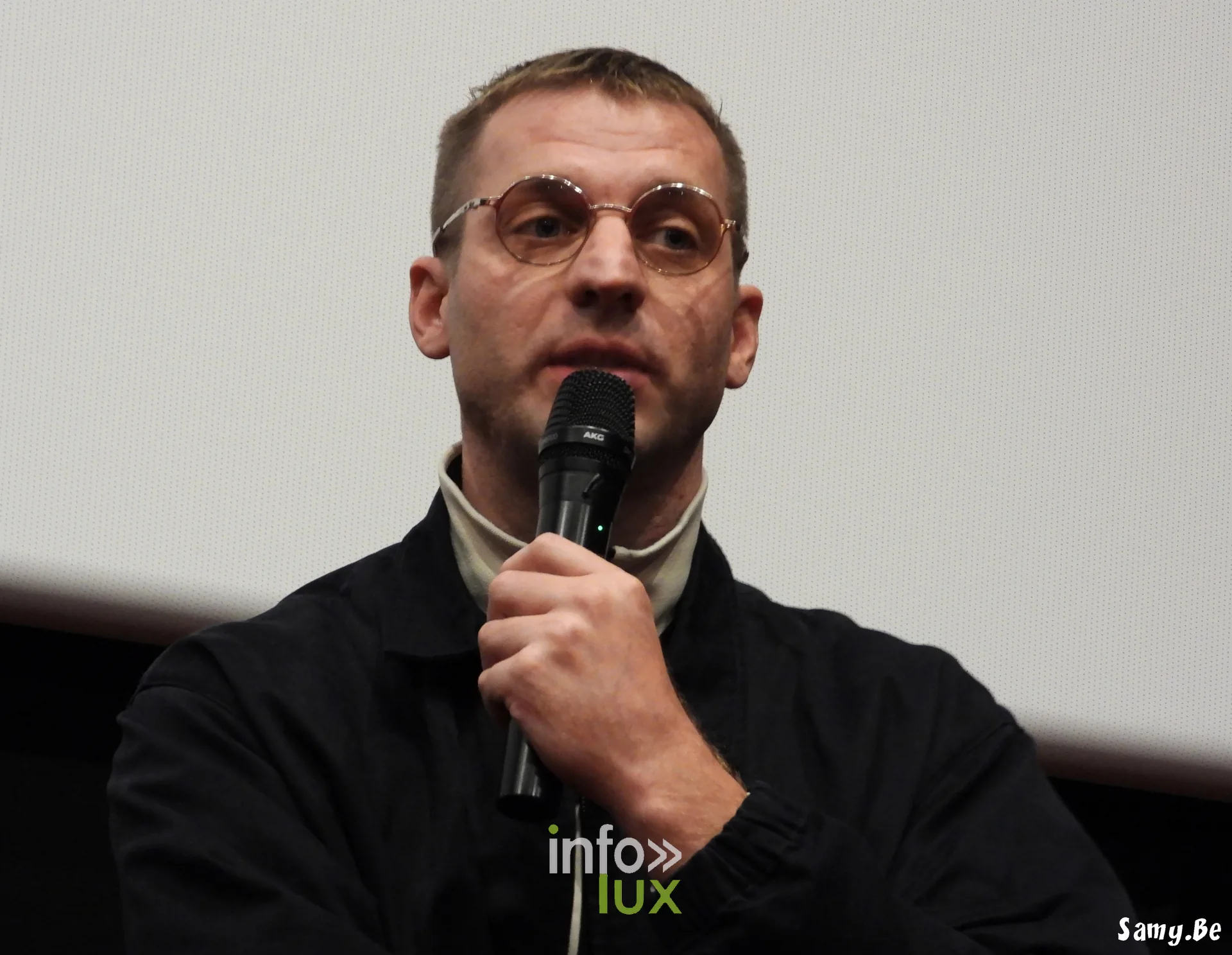 Damien Chapelle répond au micro lors de l'avant-première de Vigilante à Mons