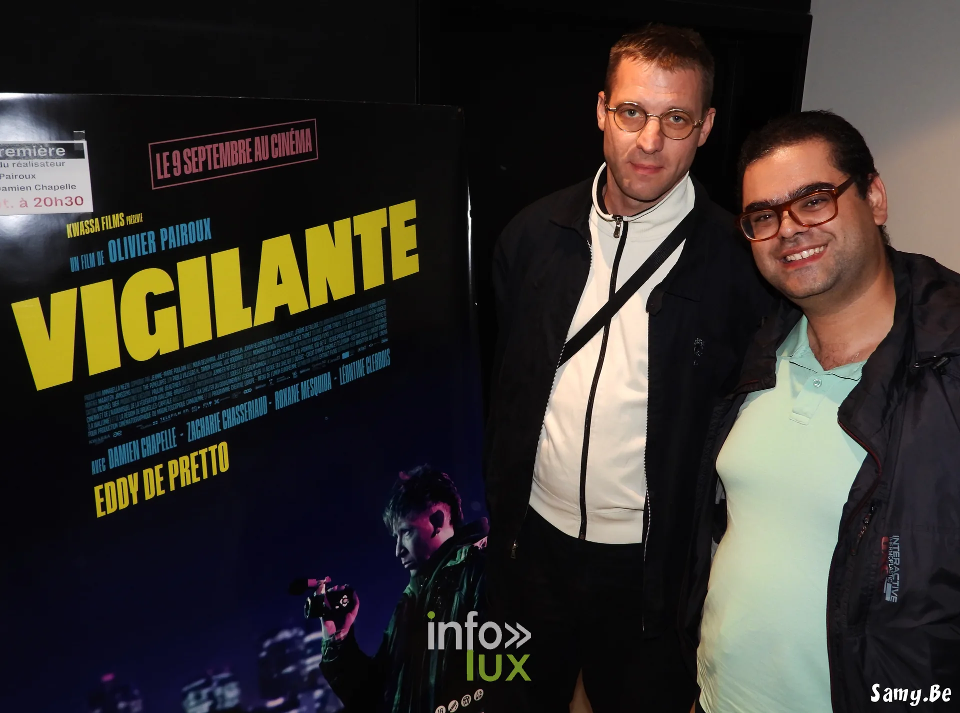 Damien Chapelle pose devant l'affiche de Vigilante avec un spectateur