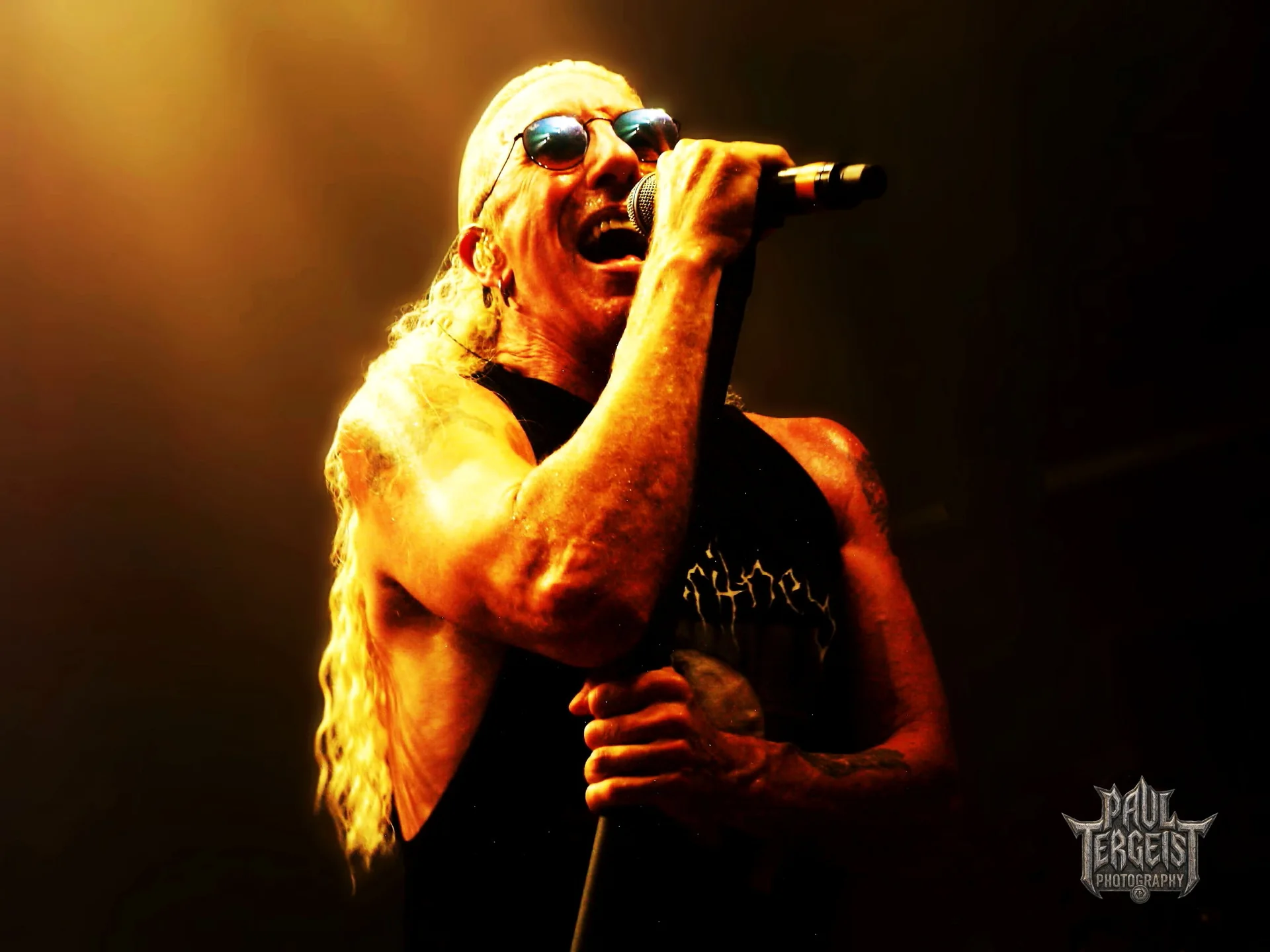 Dee Snider chante au micro sous une lumiere doree au Golden Age Rock Festival 2019 a Liege