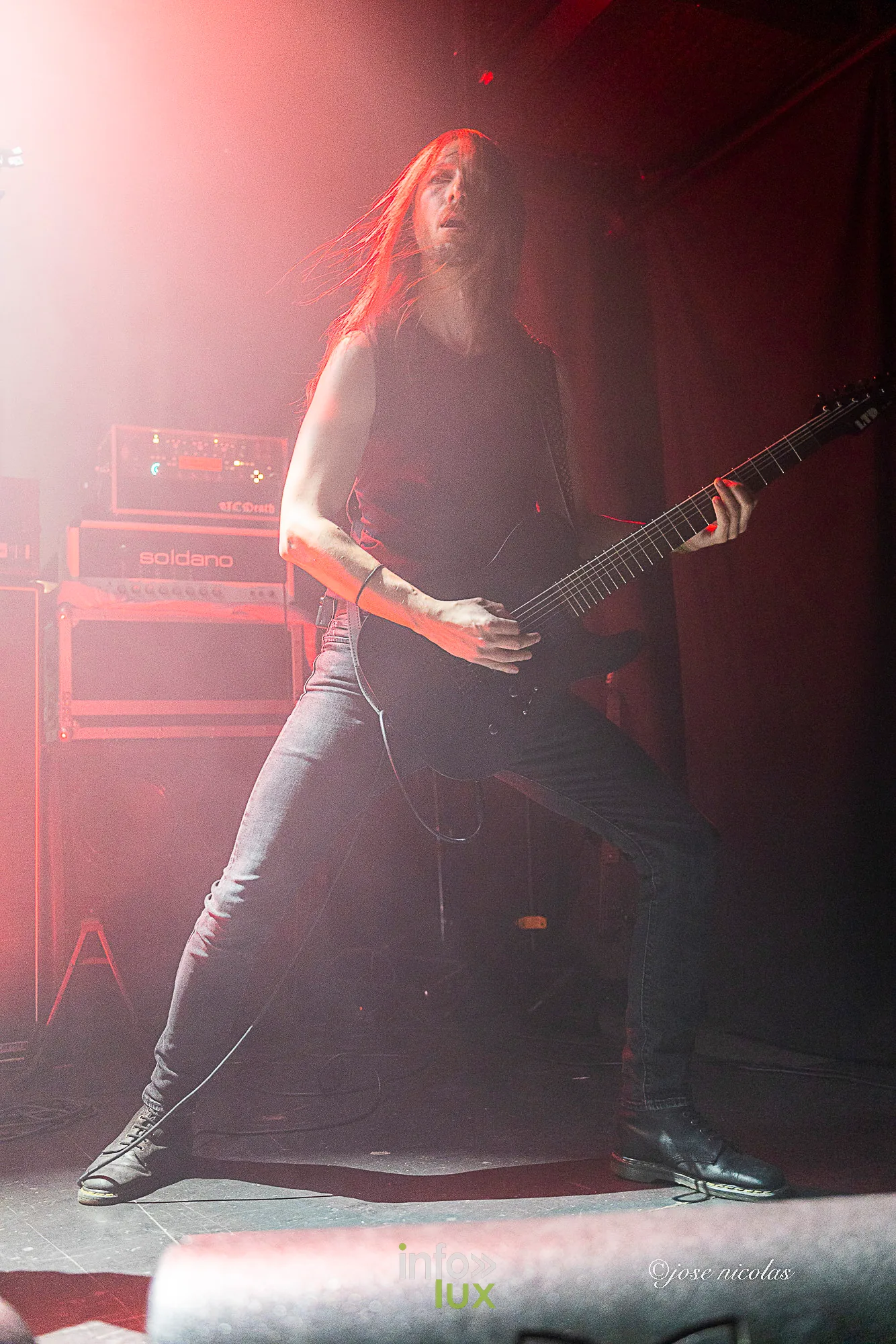 Un guitariste de Der Rote Milan, longue chevelure, en pleine action