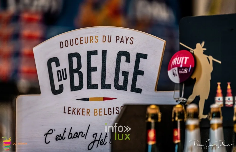 Étiquette « Douceurs du pays, C’est belge » sur un présentoir de bouteilles