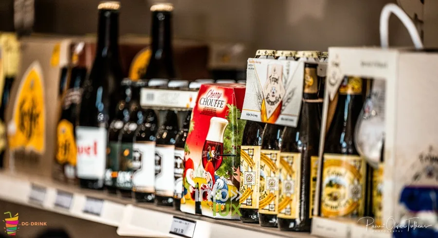 Bières spéciales belges alignées dans un rayon de l’entrepôt