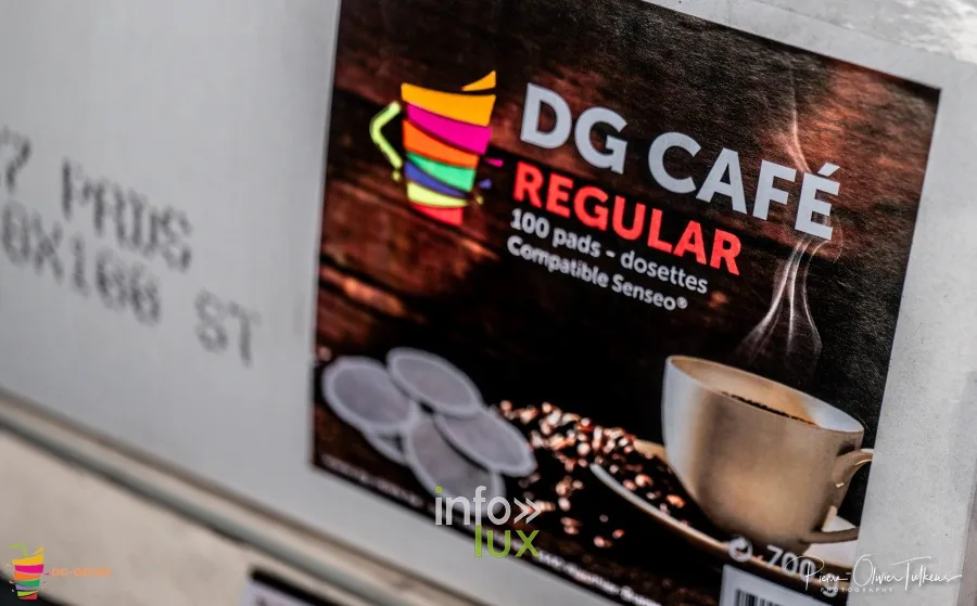 Boîte de dosettes DG Café Regular posée sur un carton