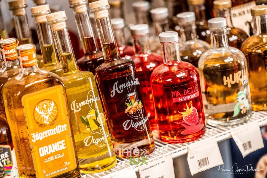 Bouteilles de liqueurs artisanales et Jägermeister Orange sur une étagère