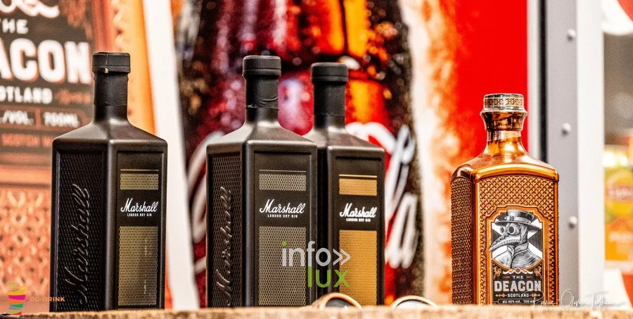 Bouteilles de rhum Marshall et coffret Deacon sur une étagère