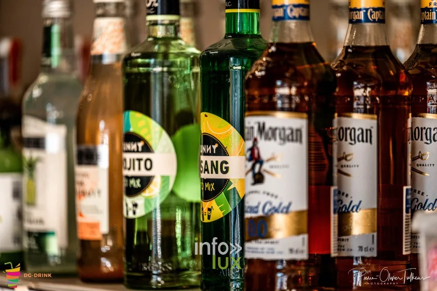 Bouteilles de rhum et de spiritueux sur une étagère de l’entrepôt